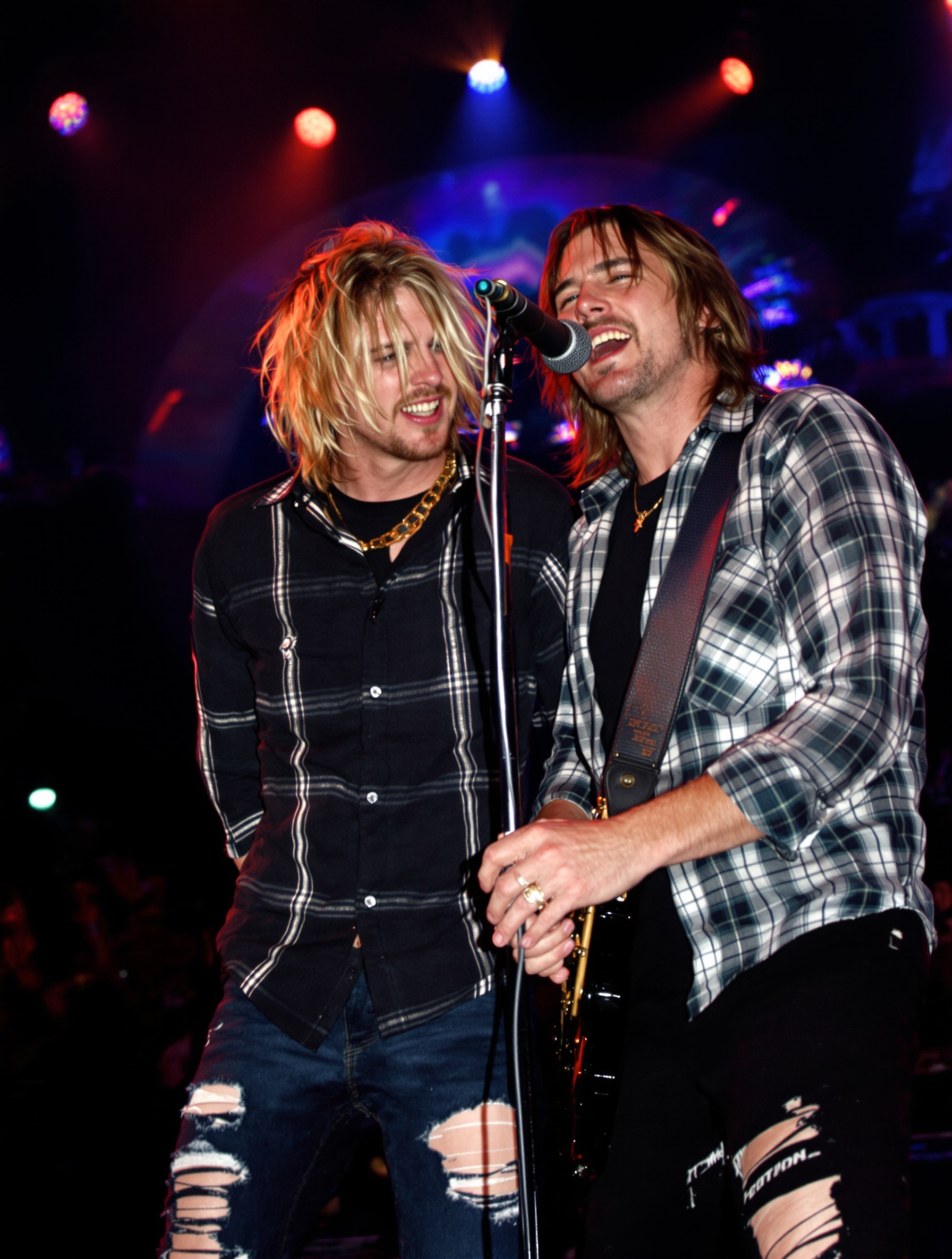 Photographie iconique de Kurt Cobain (Nirvana) et Eddie Vedder (Pearl Jam) sur scène durant les années 90, symbolisant l'explosion du grunge.