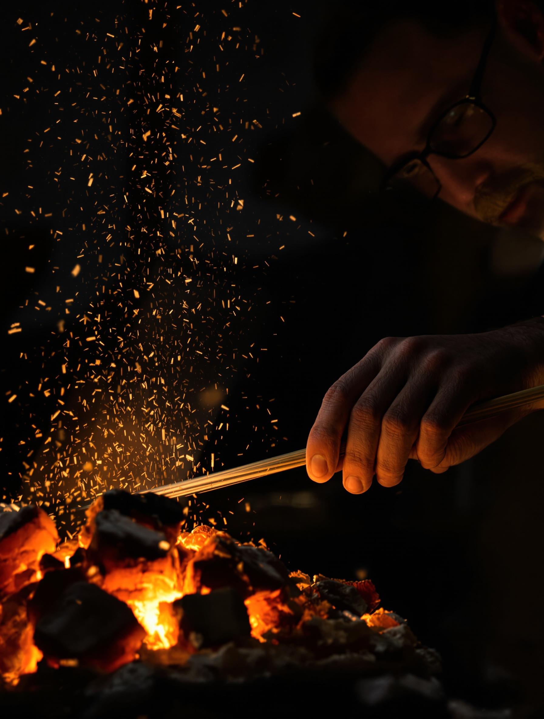 Artisan chauffant un roseau sur des braises, copeaux volant dans un atelier nocturne, mettant en avant le geste précis du biseau.