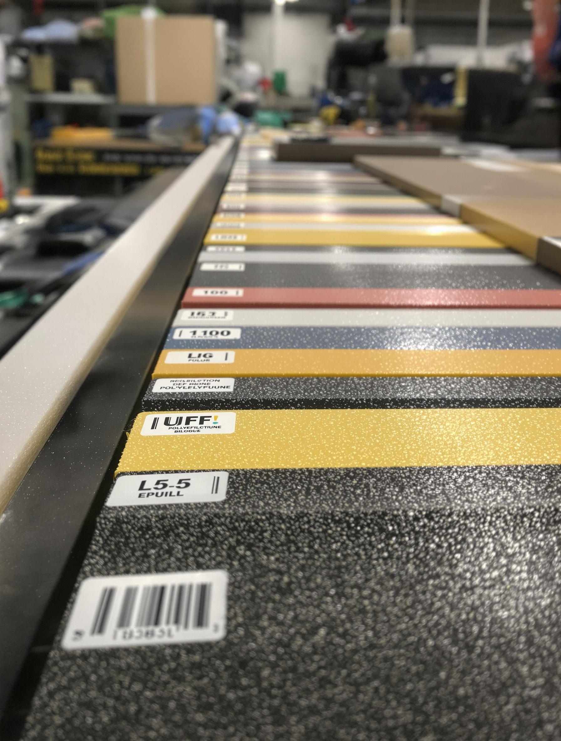 Bandes résilientes en polyéthylène et caoutchouc dans un atelier.