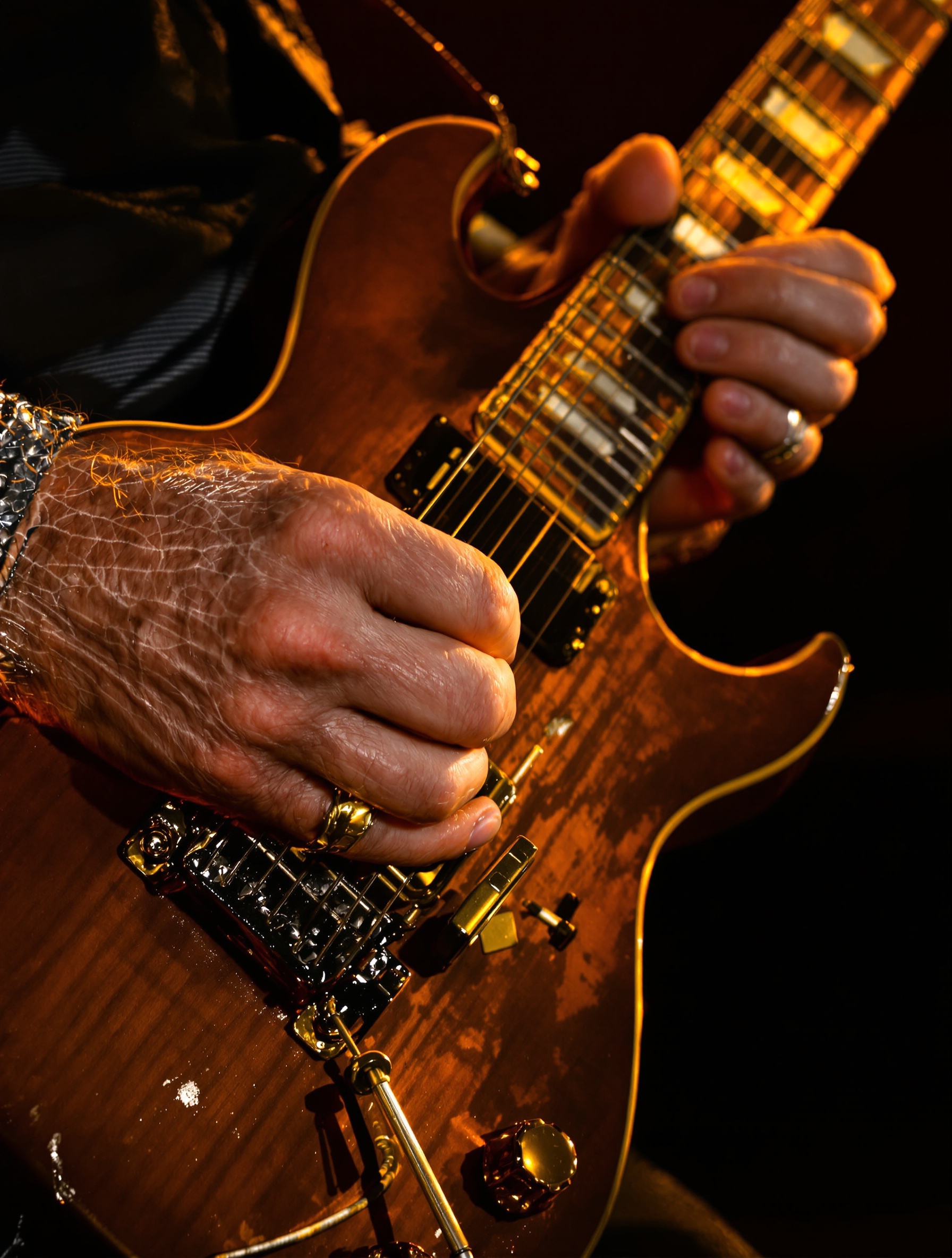 Main de Billy Gibbons jouant Pearly Gates en gros plan slide guitare blues.
