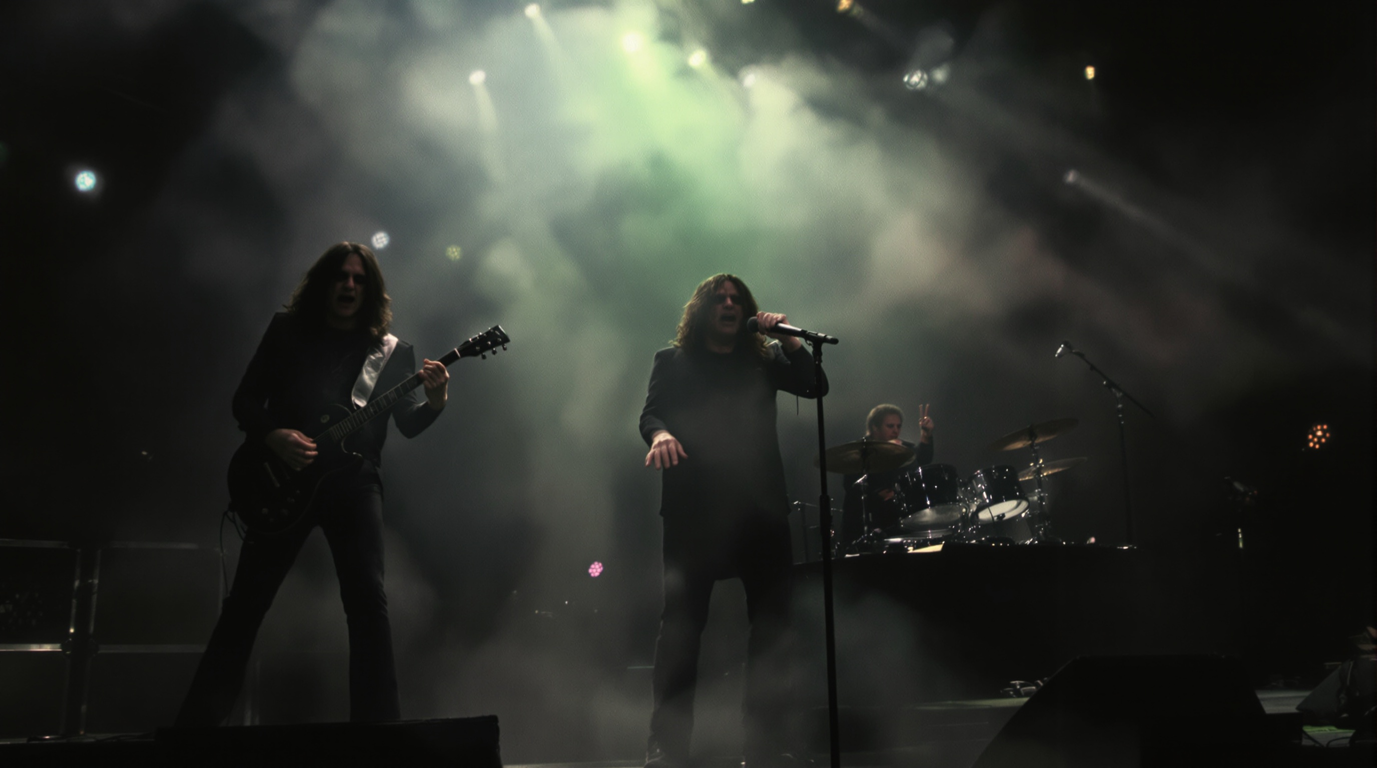 Black Sabbath sur scène dans les années 70, une atmosphère mystérieuse.