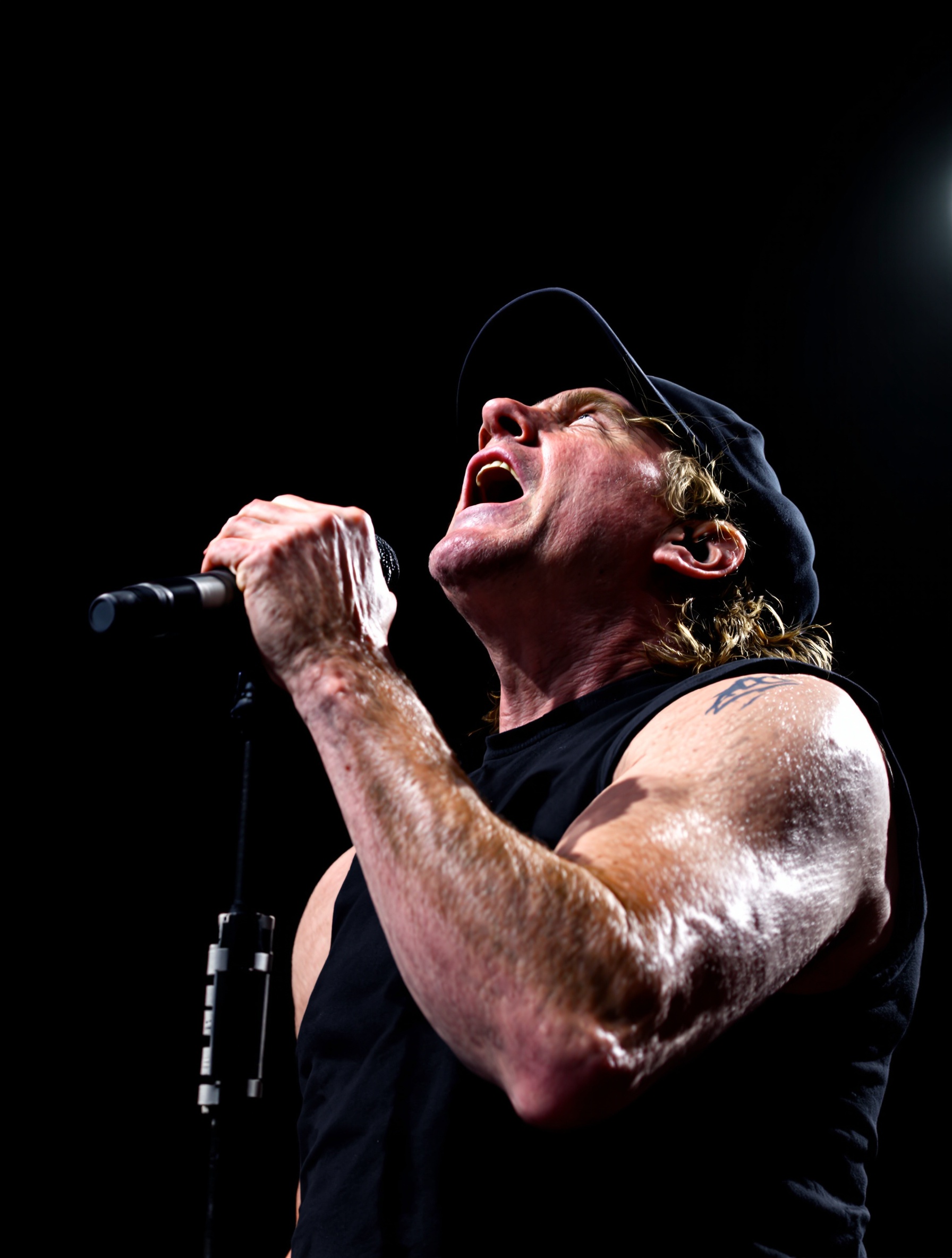 Brian Johnson scène micro lumière monumentale