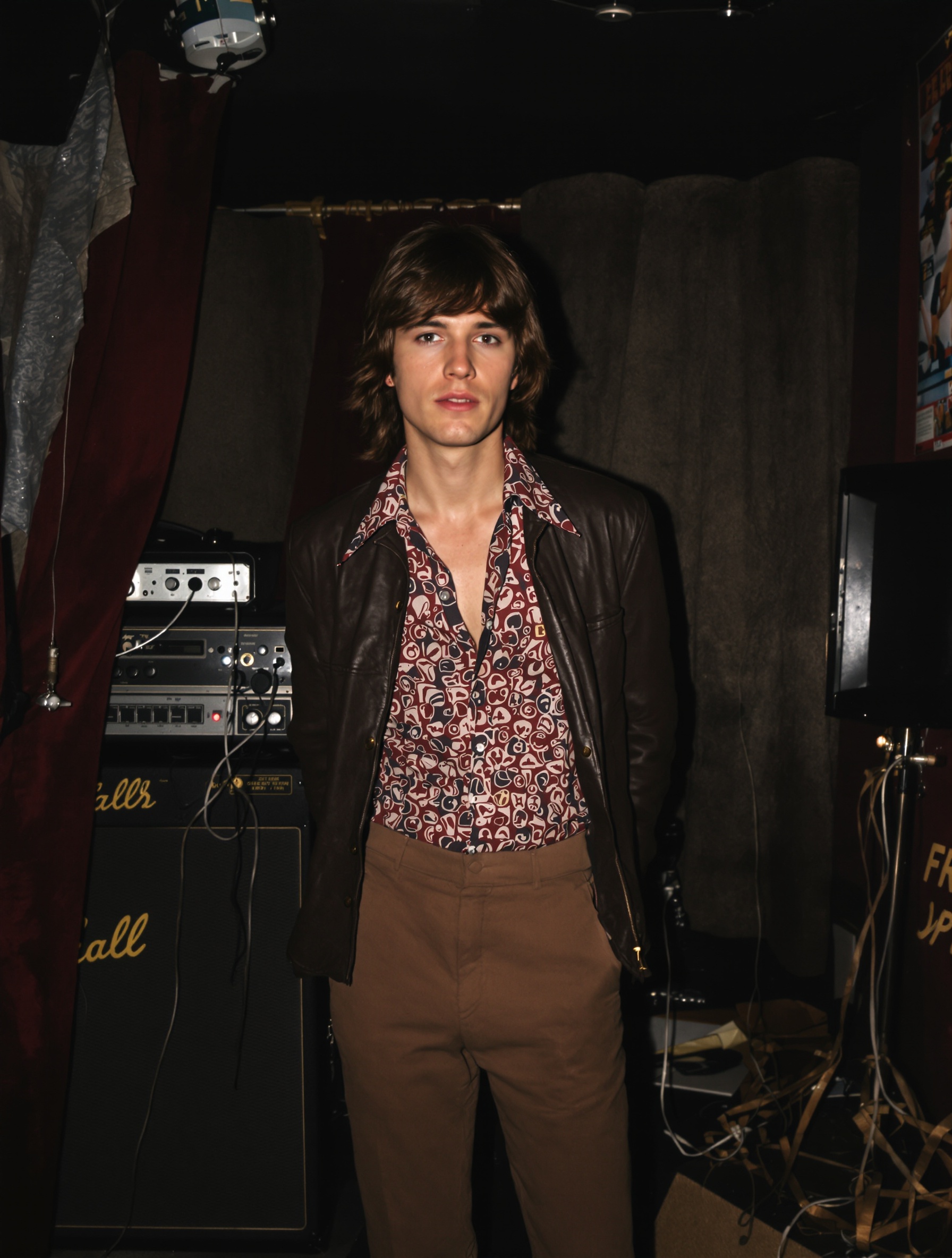 Bruce Dickinson jeune sur scène dans ses débuts - ambiance rock underground britannique