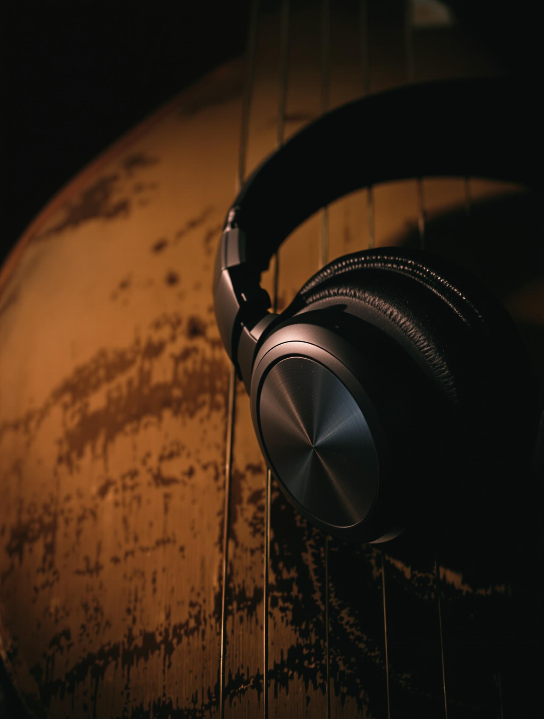 Casque audio posé sur un luth ancien, lumière tamisée.