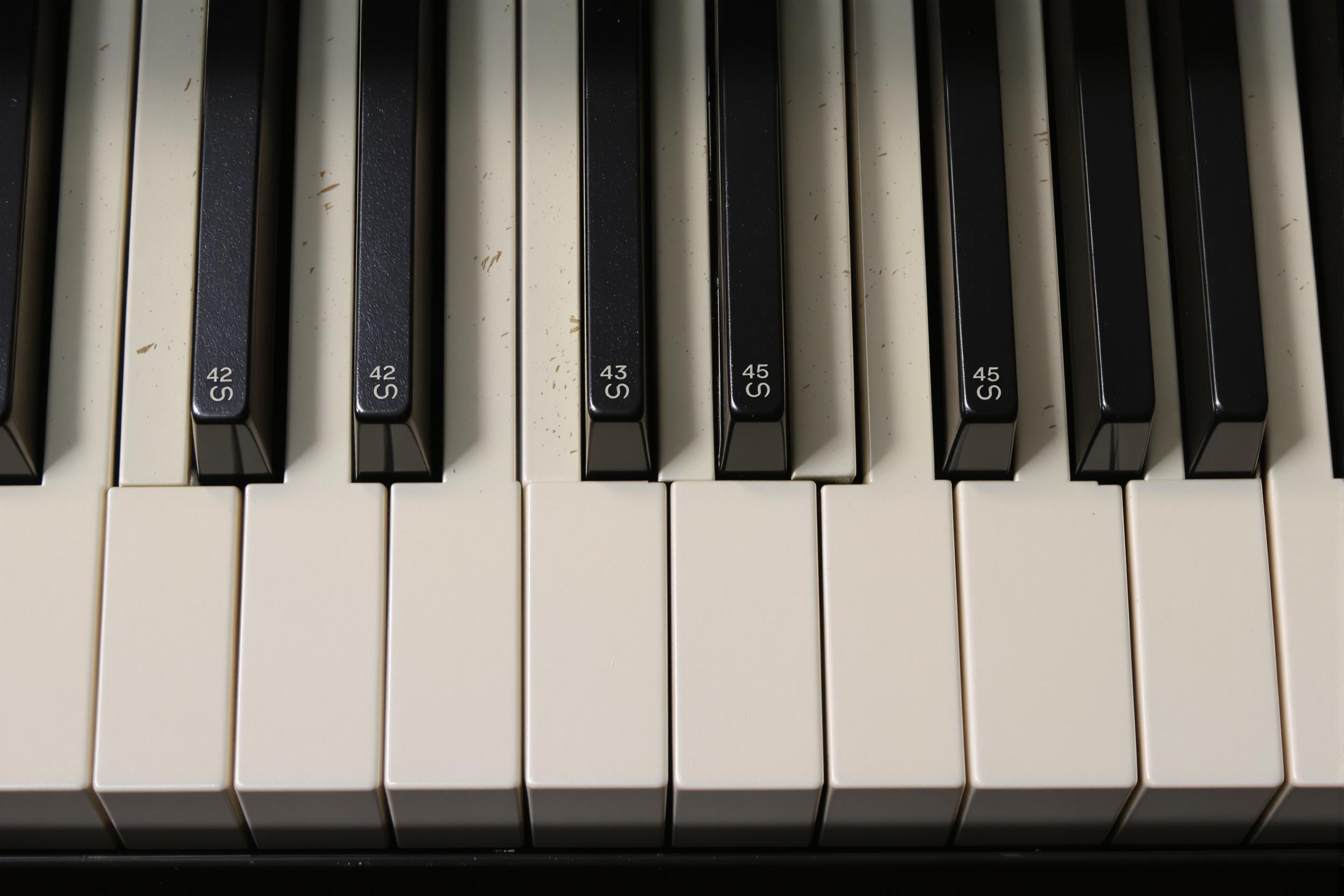 Disposition ergonomique du clavier montrant les groupes de deux et trois touches noires