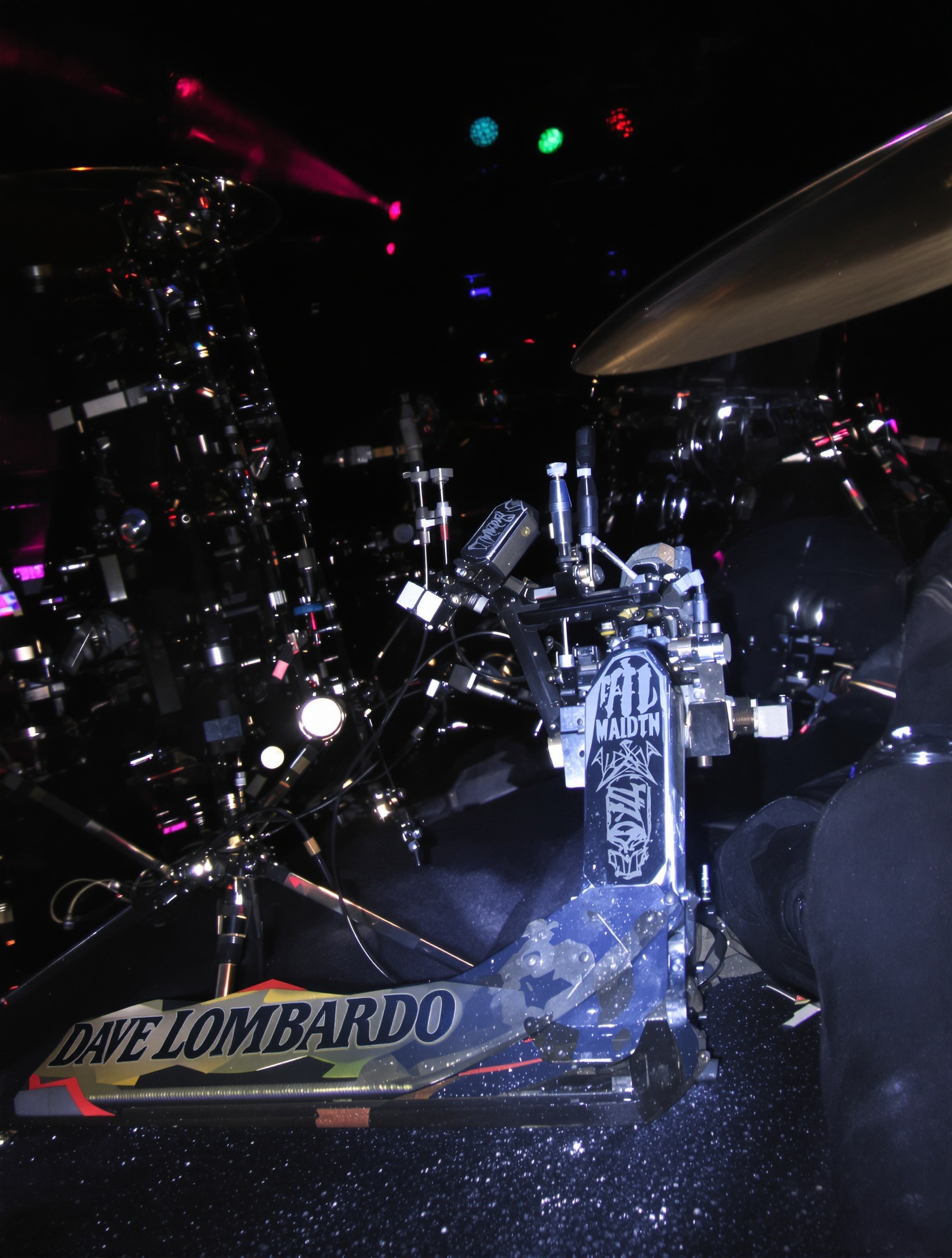Gros plan sur les pieds de Dave Lombardo utilisant la double grosse caisse en live.