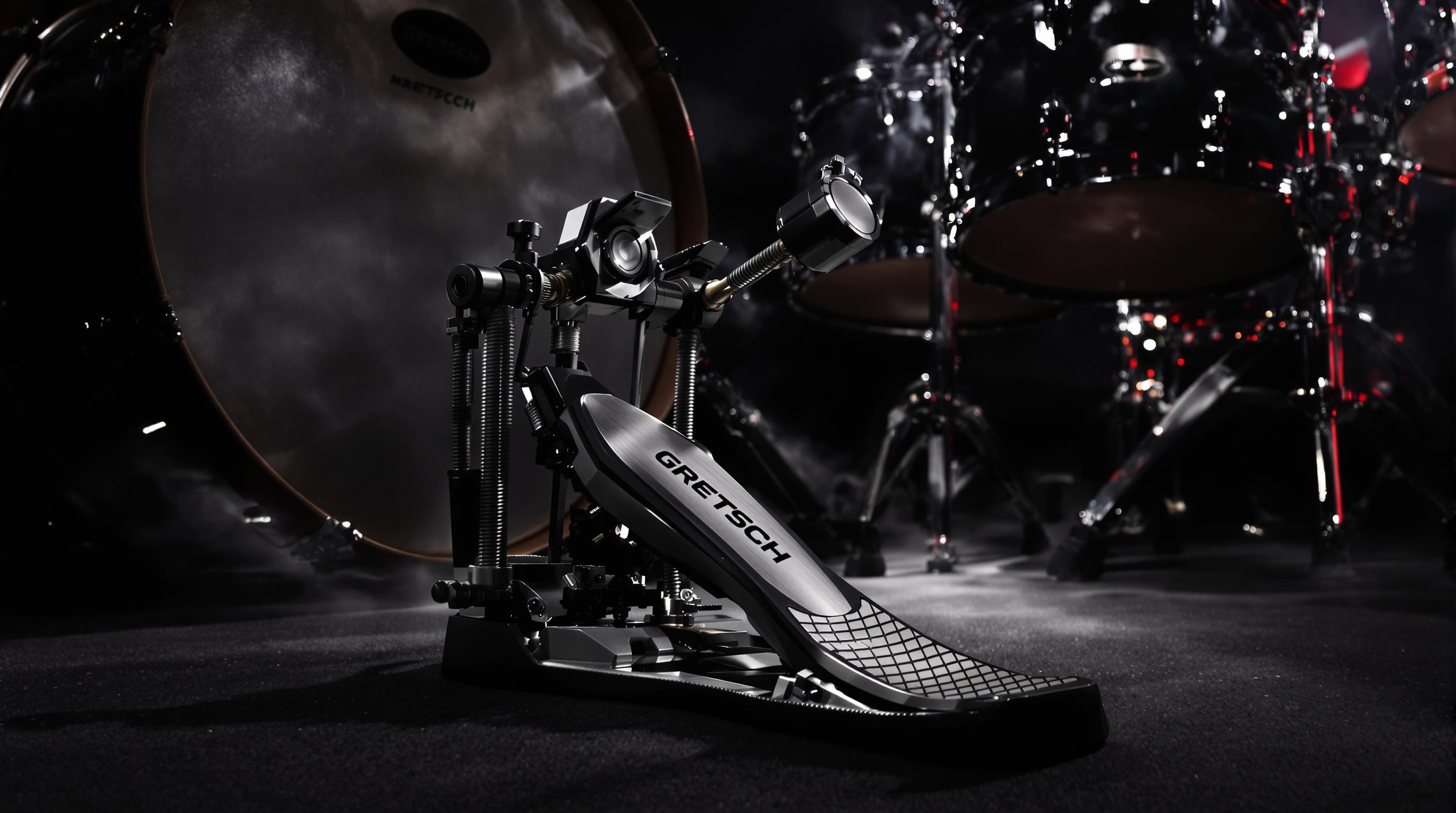 Double pédale Gretsch, grosse caisse Pearl et batterie Mapex sur scène