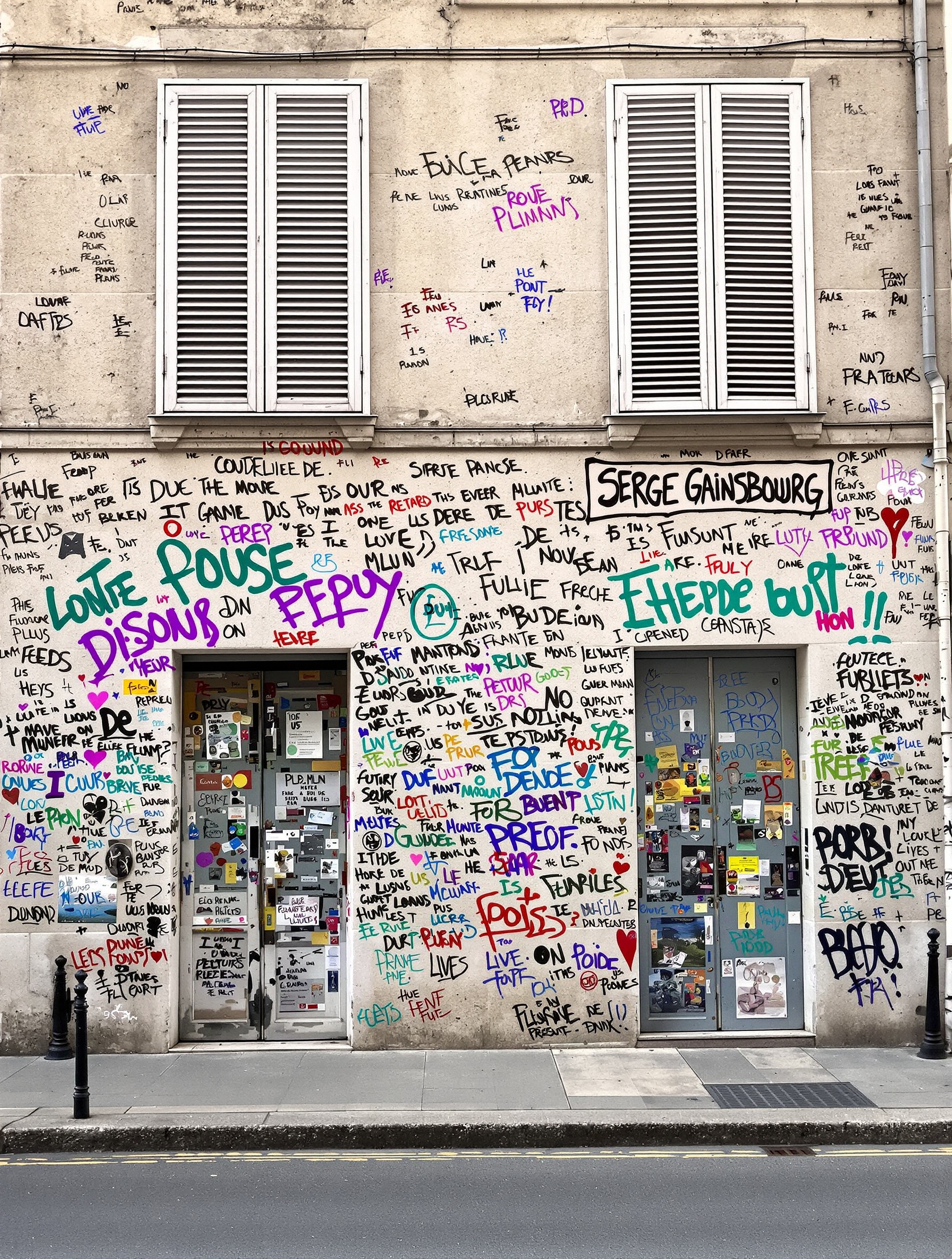 Façade emblématique du 5 bis rue de Verneuil, maison de Serge Gainsbourg.