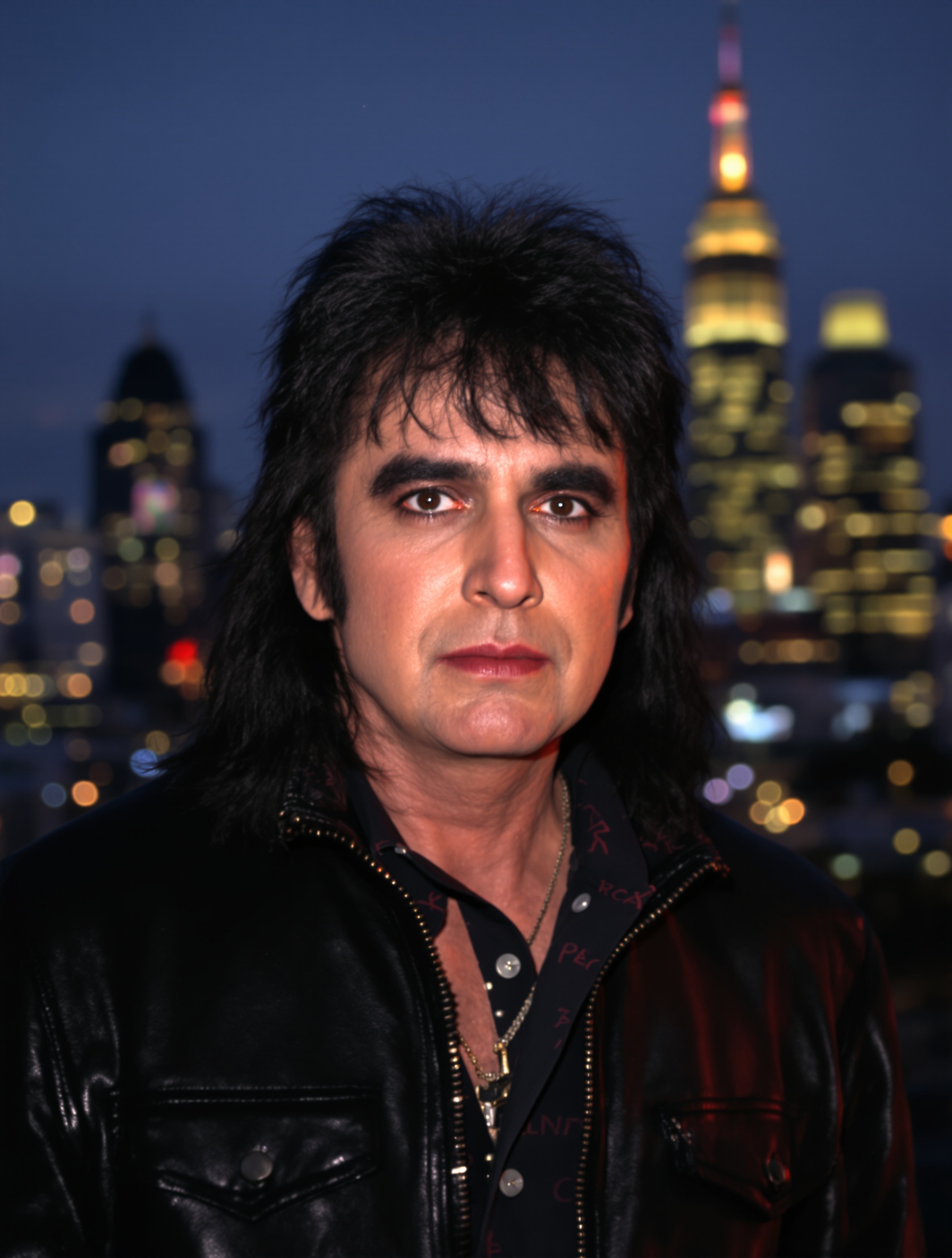 Photo de Gene Simmons dans les années 1980 sans maquillage, charismatique et sérieux à Manhattan