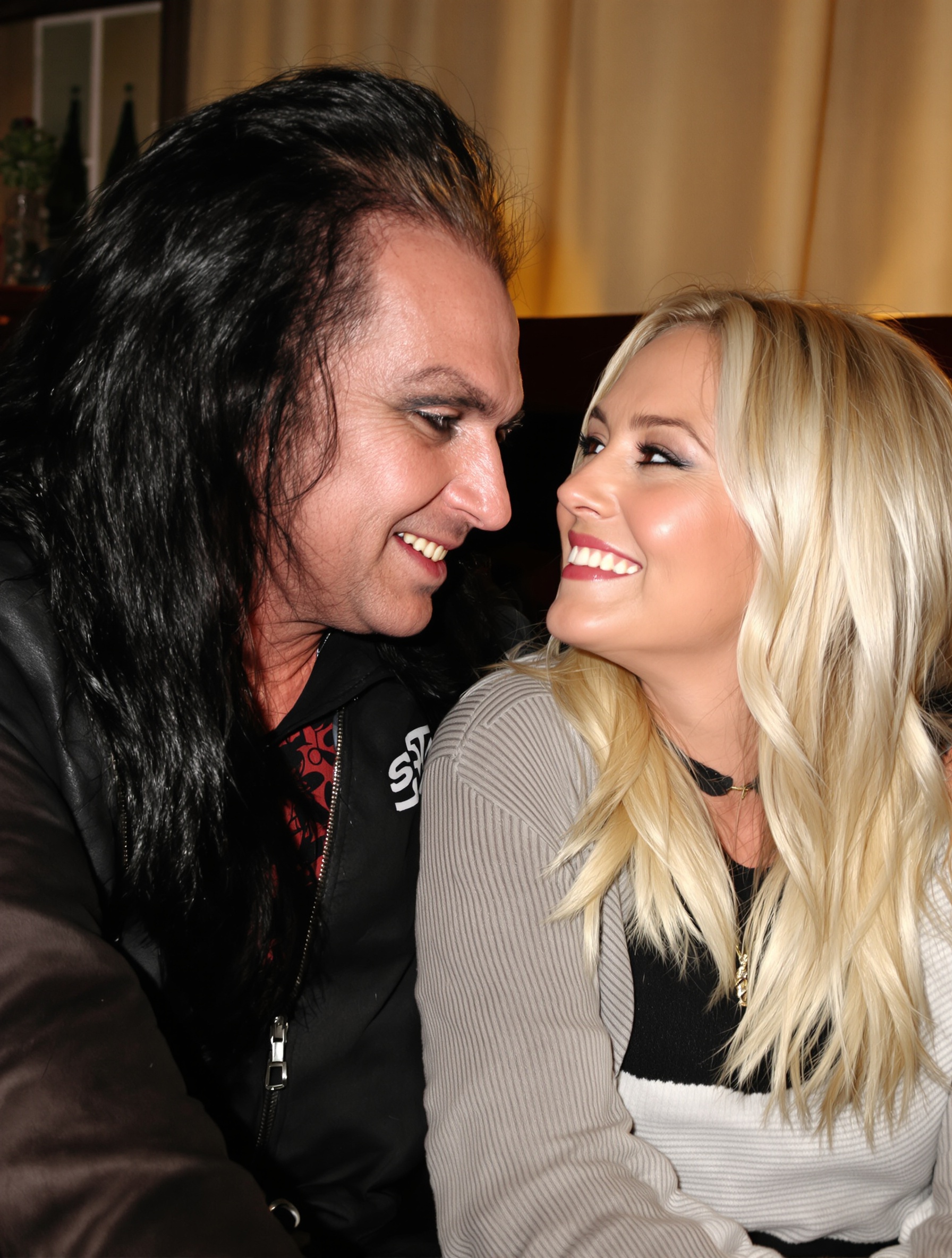 Gene Simmons, sans son maquillage de scène, aux côtés de Shannon Tweed, partageant un moment de complicité qui contraste avec l'image publique du musicien