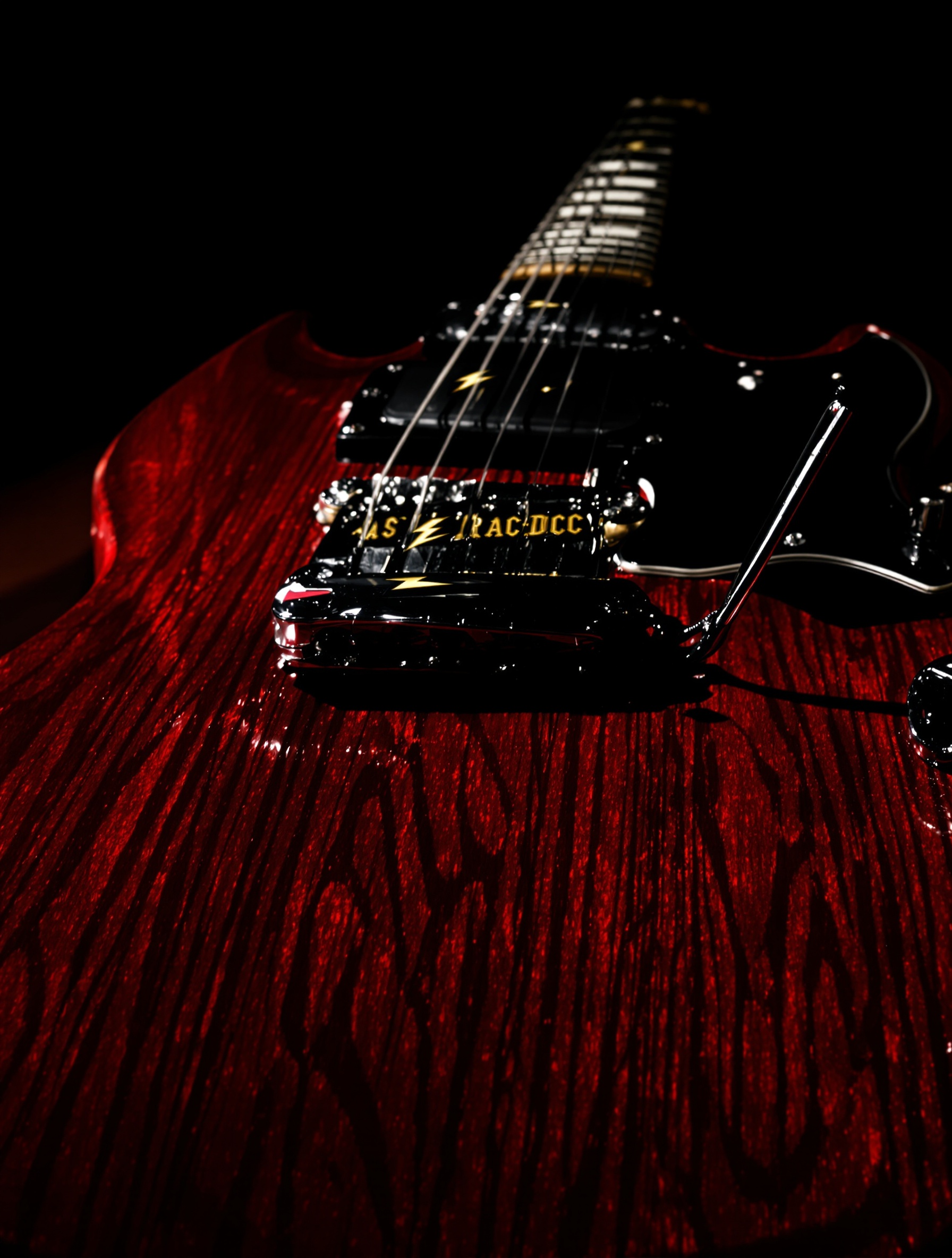 Gros plan dramatique Gibson SG cherry red AC/DC