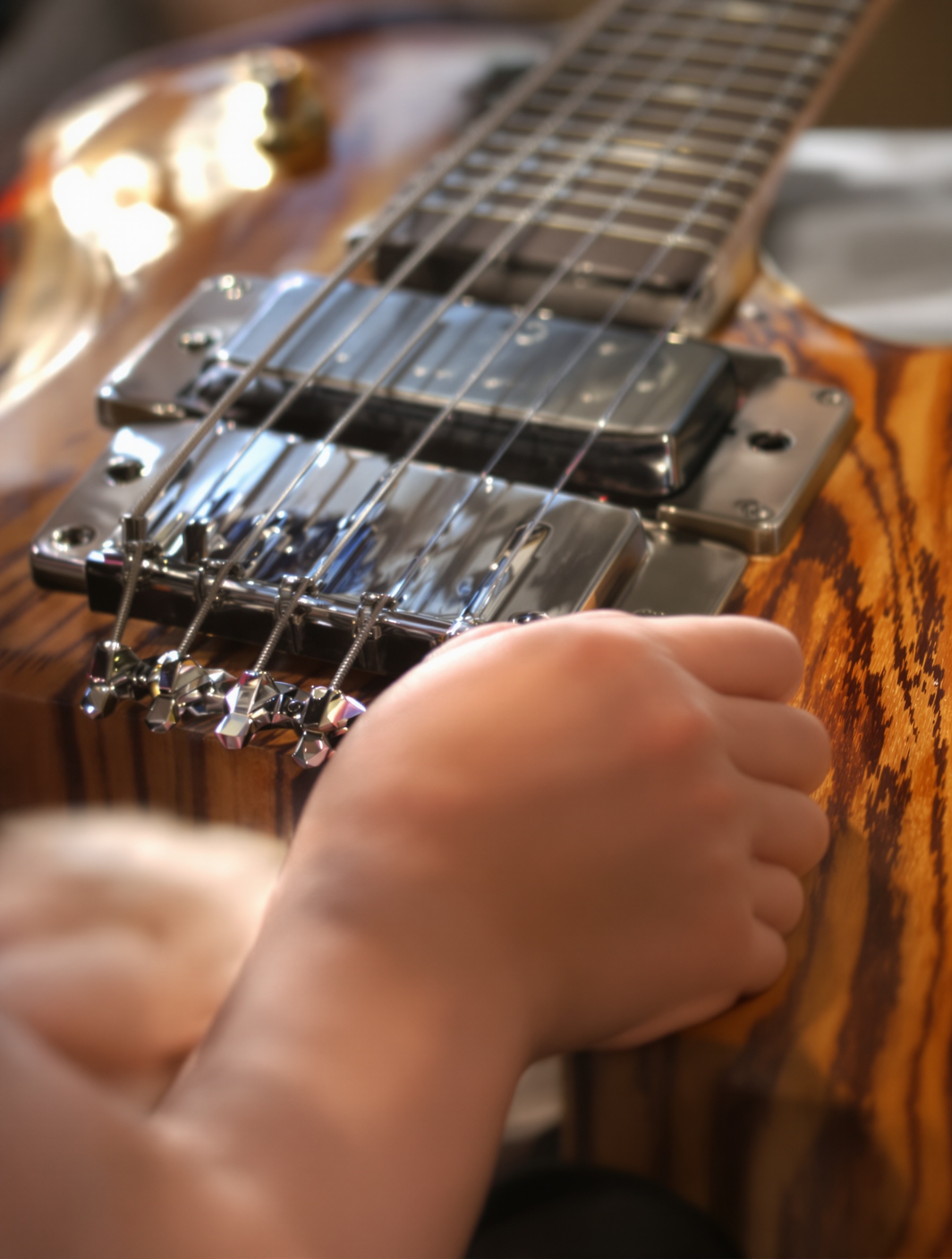 Mains d'enfant tenant une guitare électrique demi-taille