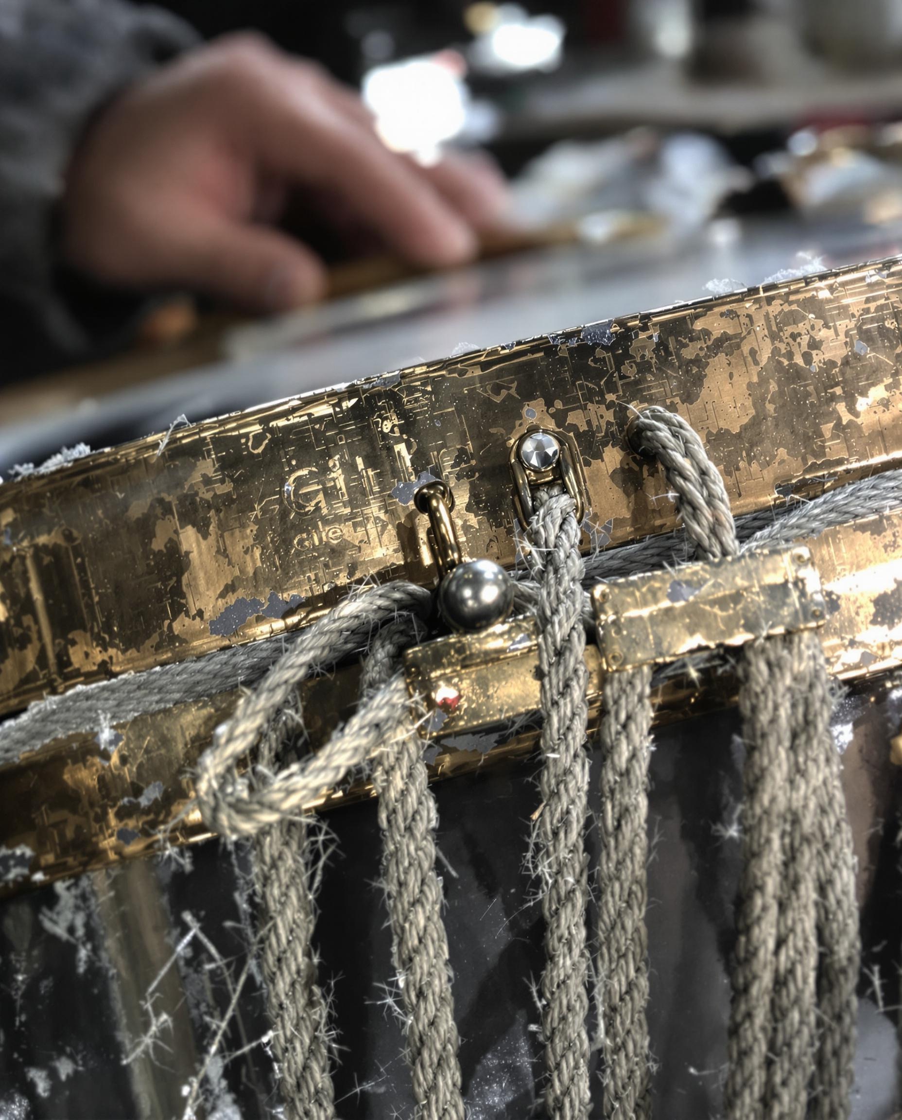 Inspection d'un tambour de Gille d'occasion avec cercle bosselé et cordage usé