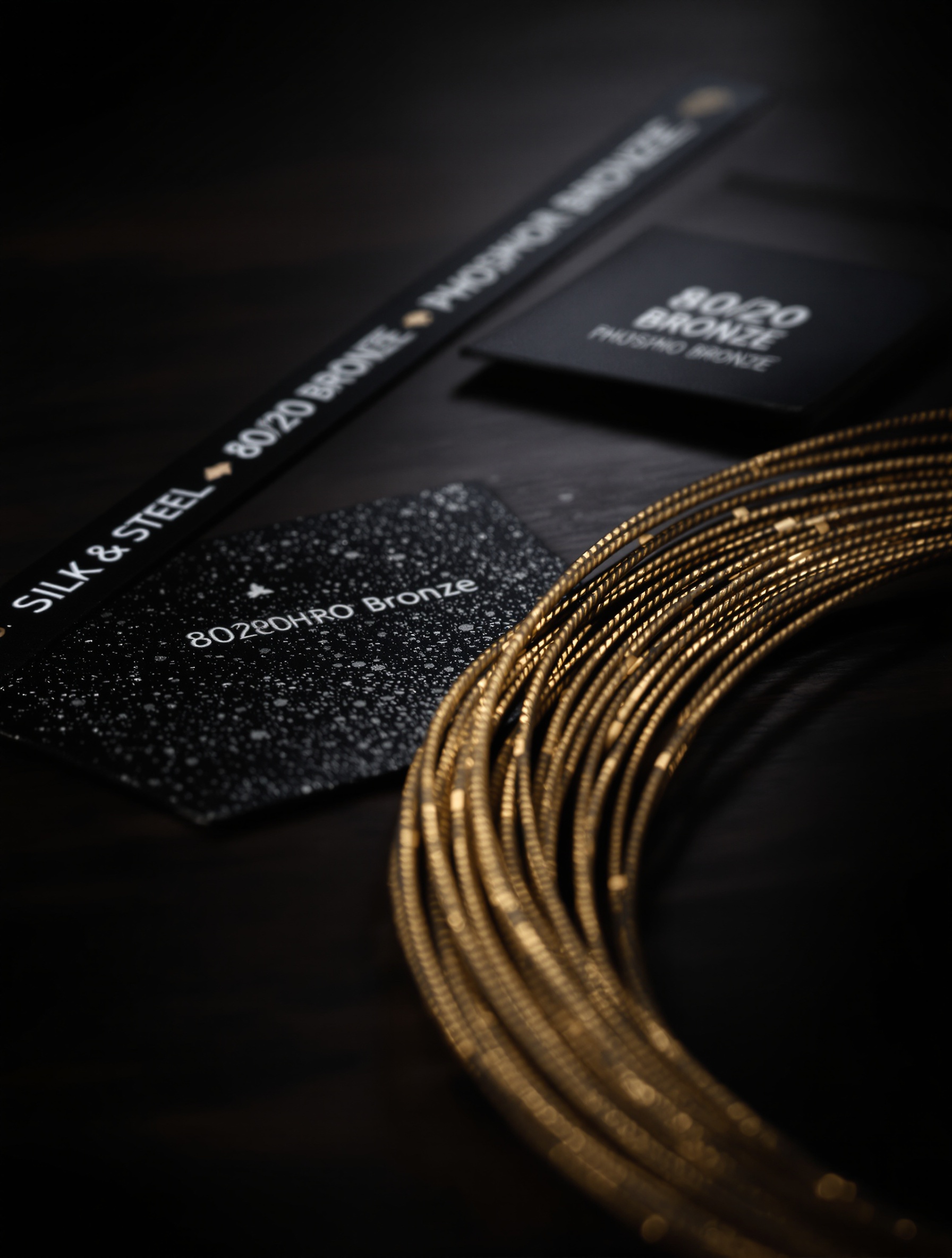 Comparatif visuel des trois types de cordes acoustiques : Silk & Steel, Bronze 80/20, Phosphore Bronze