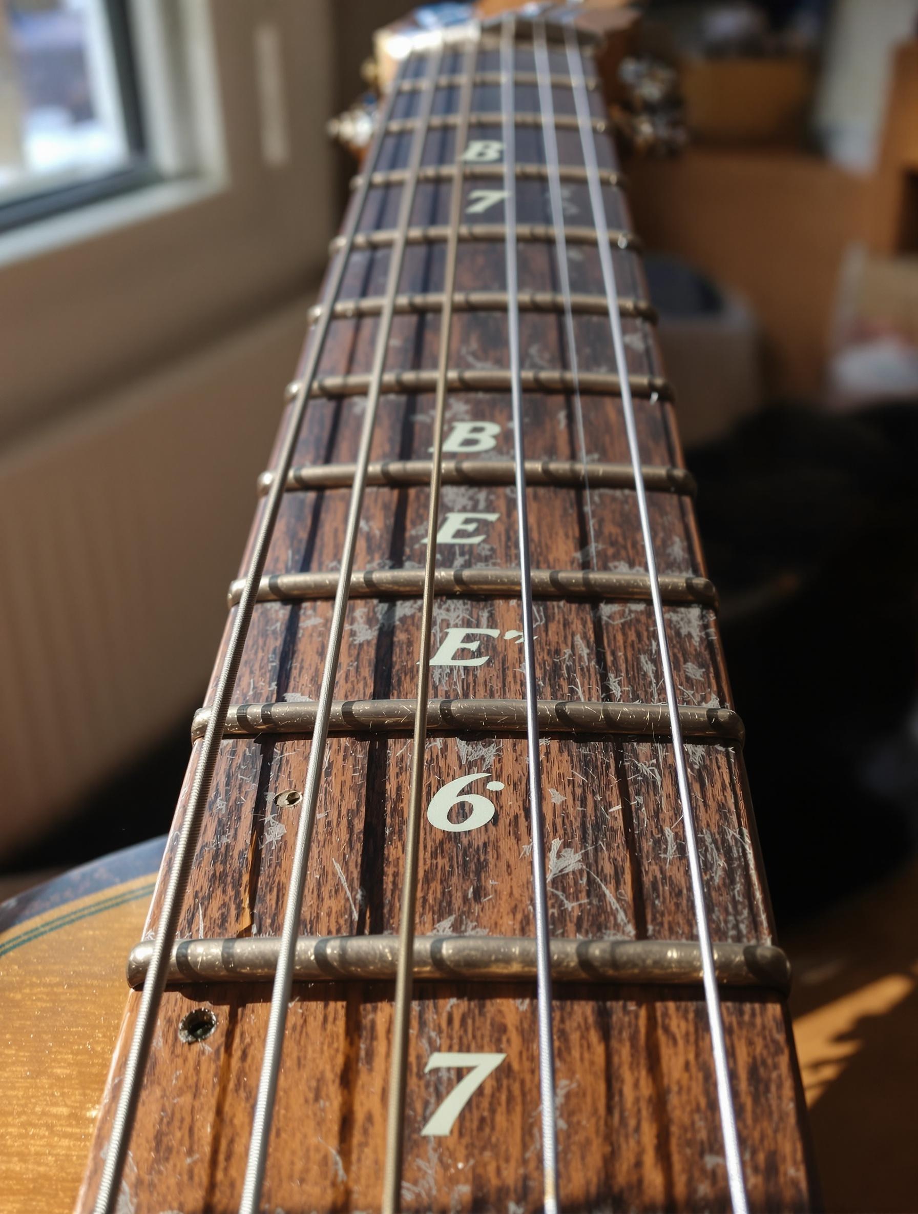 manche guitare bois accord B7 Mi7 poussière
