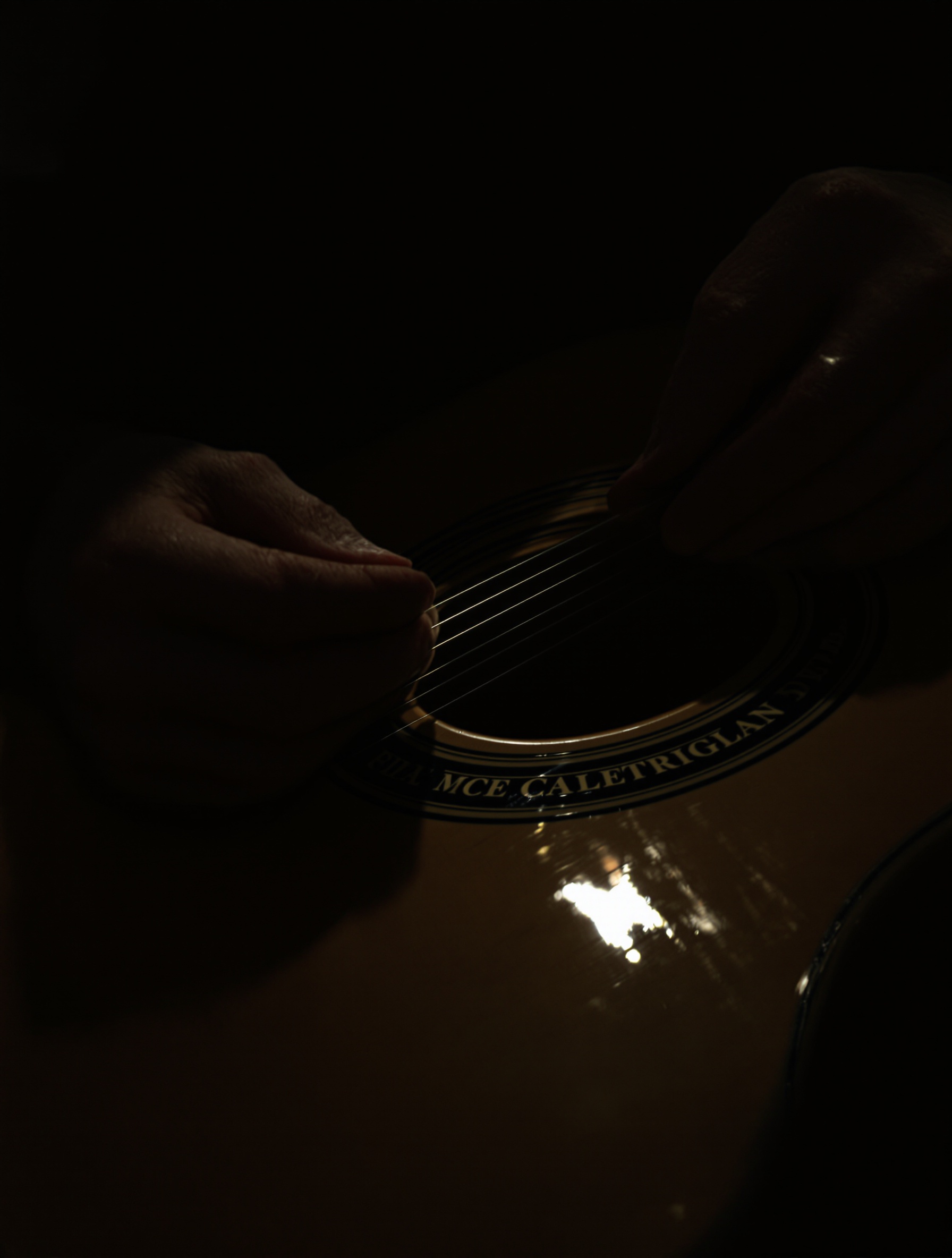 Guitariste installant une corde neuve atmosphère rituel