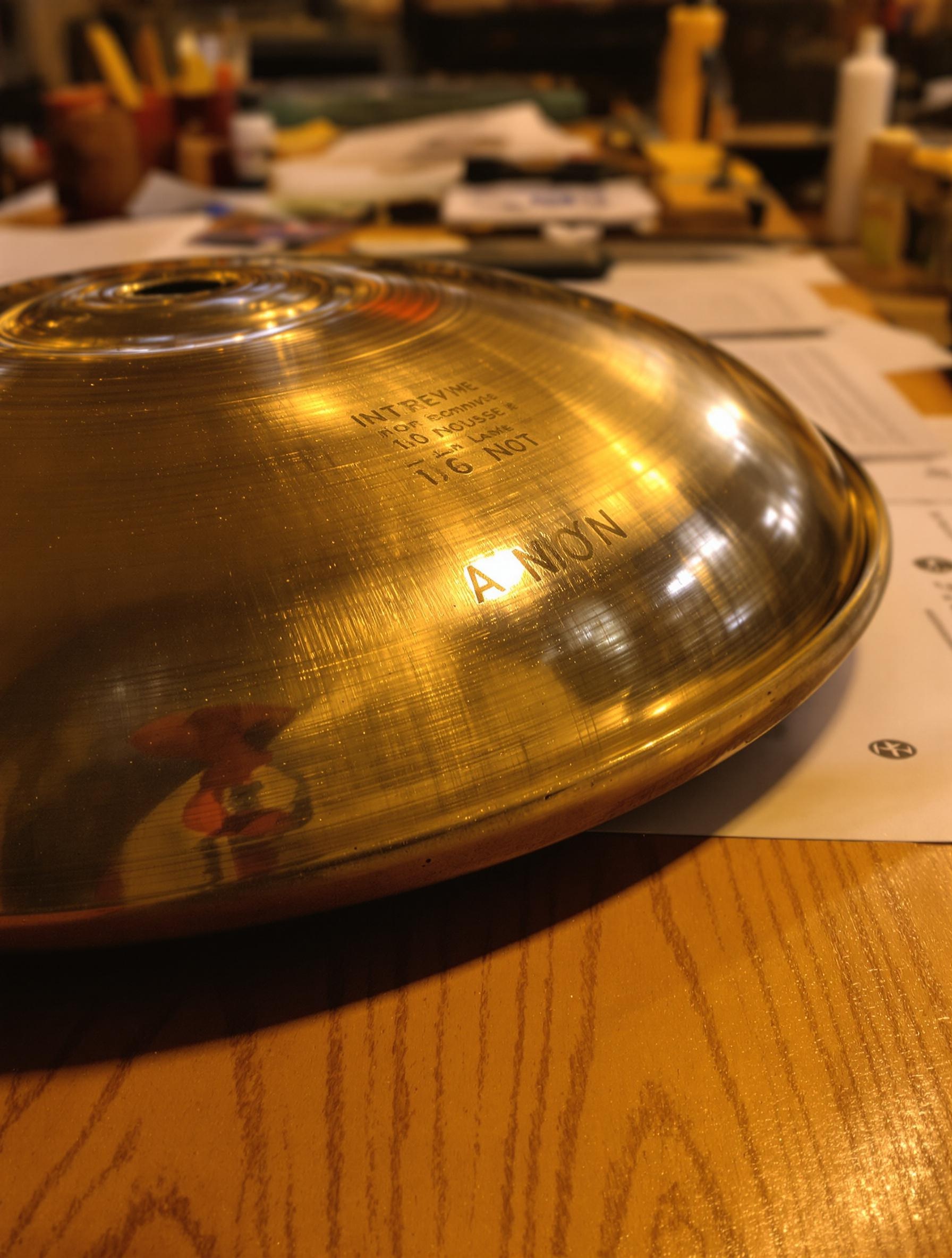 Handpan intermédiaire avec finition artisanale dans un atelier musical
