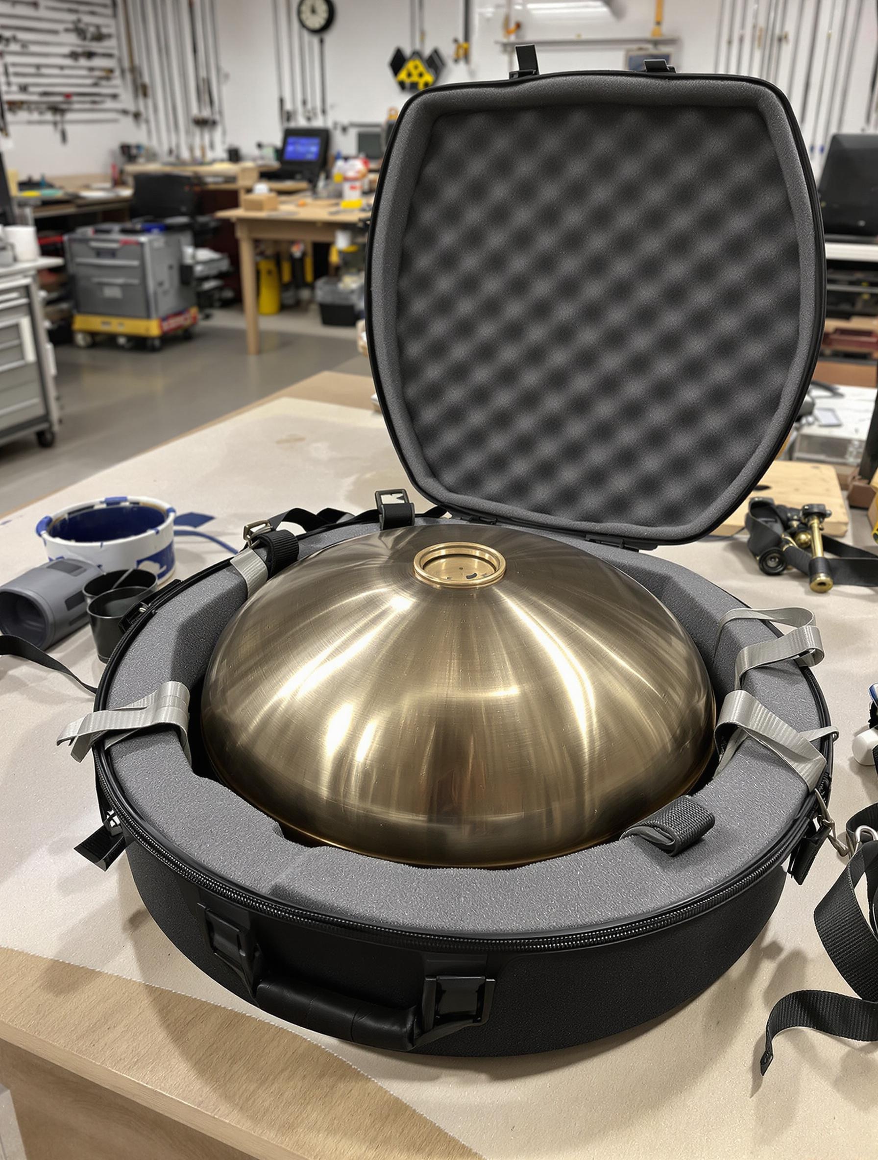 Handpan emballé avec mousse professionnelle dans un atelier de luthier