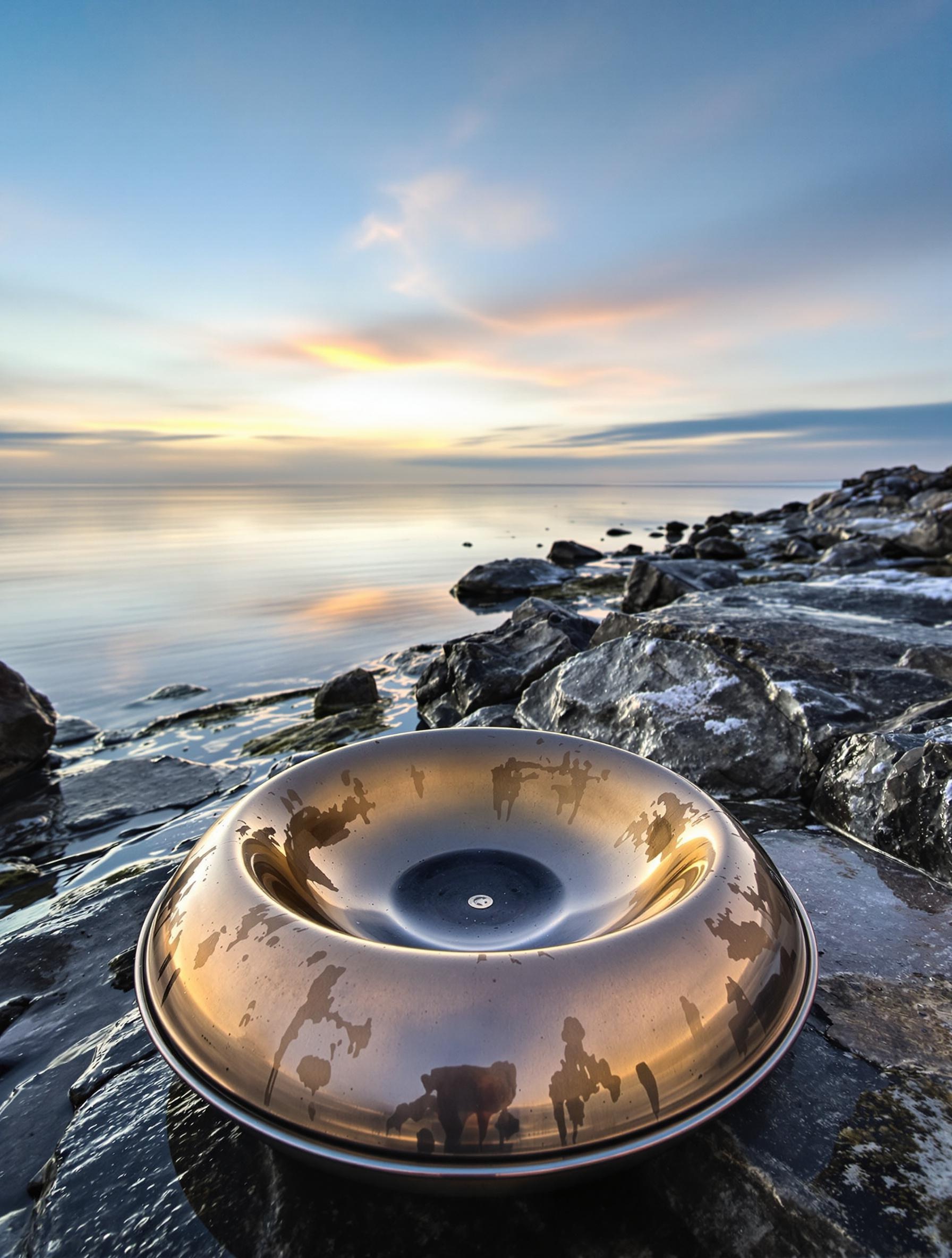 Handpan pour débutant posé sur un rocher au lever du soleil