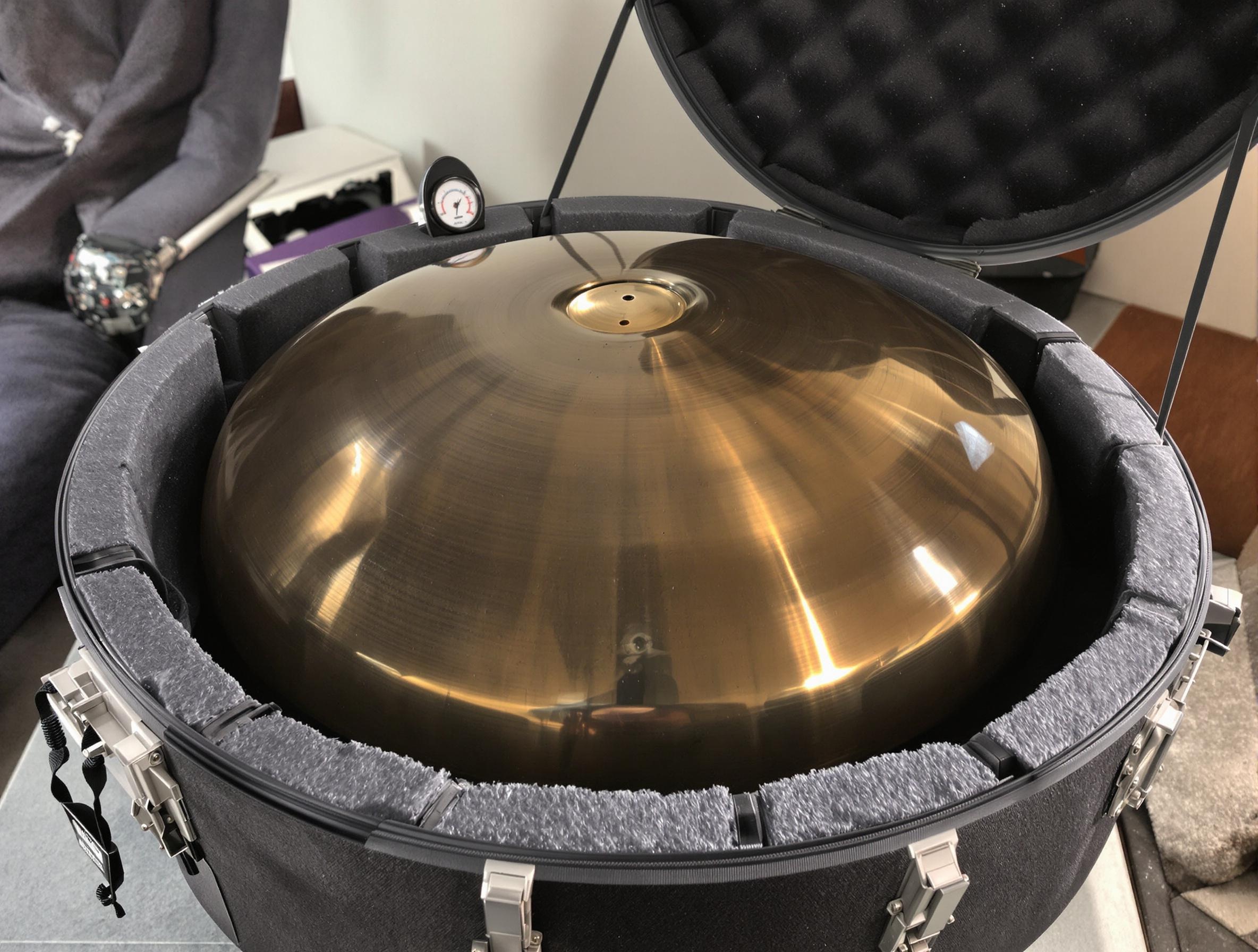 Handpan stocké verticalement dans une housse dans un environnement sec