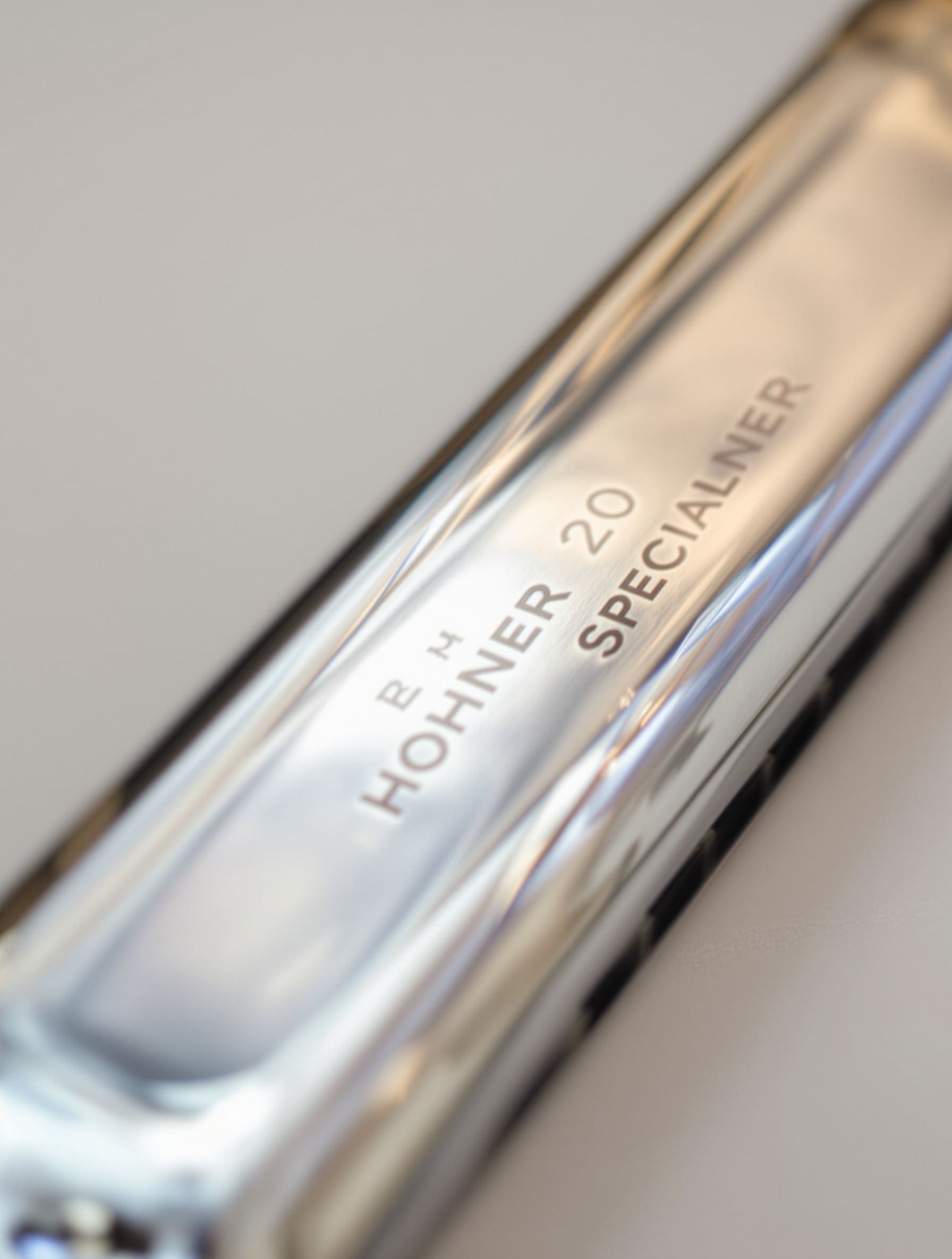 Une vue rapprochée d'un harmonica Hohner Special 20, mettant en évidence son design ergonomique et ses notes gravées.