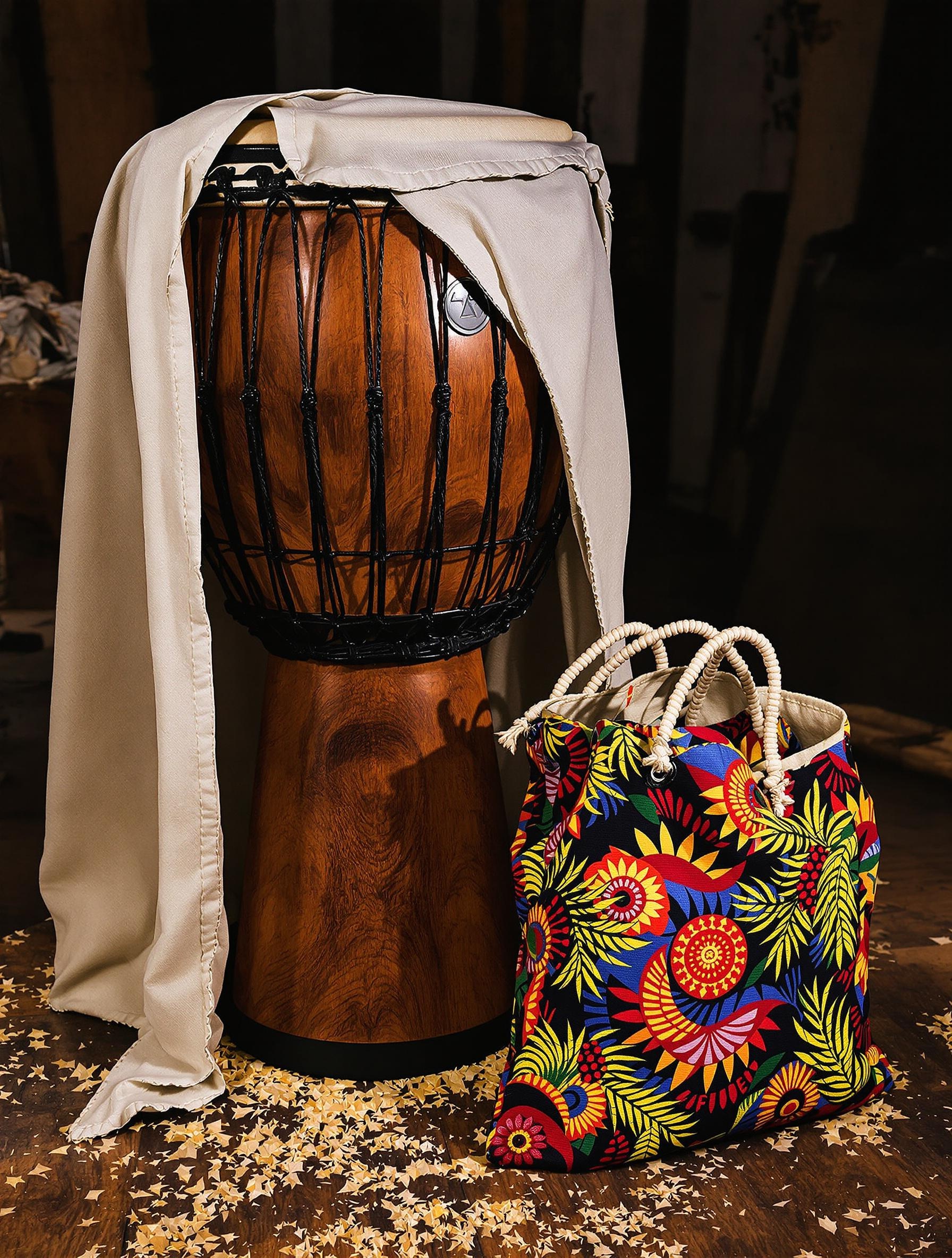 Housse épaisse motif africain pour djembé huilé en atelier traditionnel