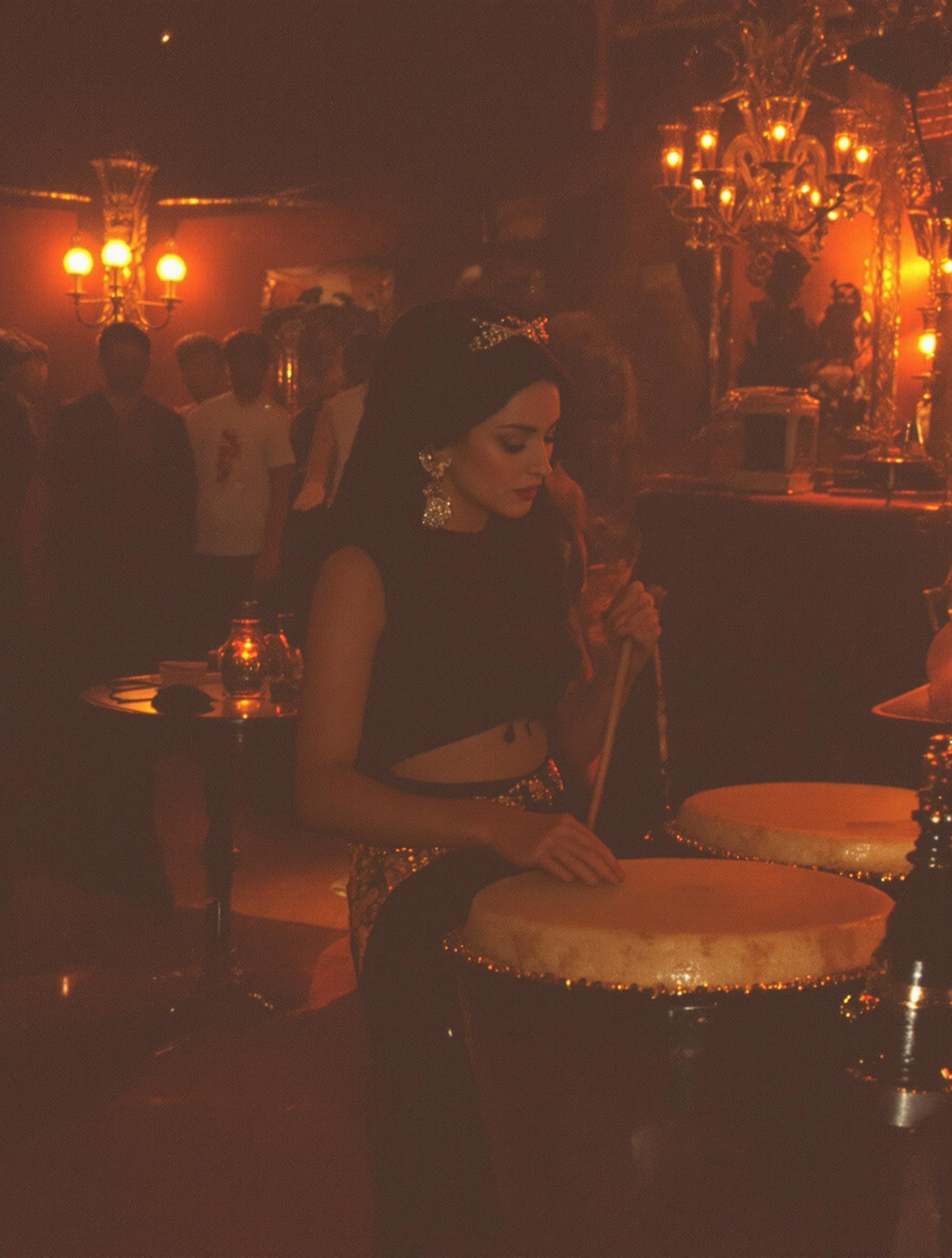 Ishtar jouant des percussions orientales en 1994 dans un cabaret du 11ᵉ arrondissement