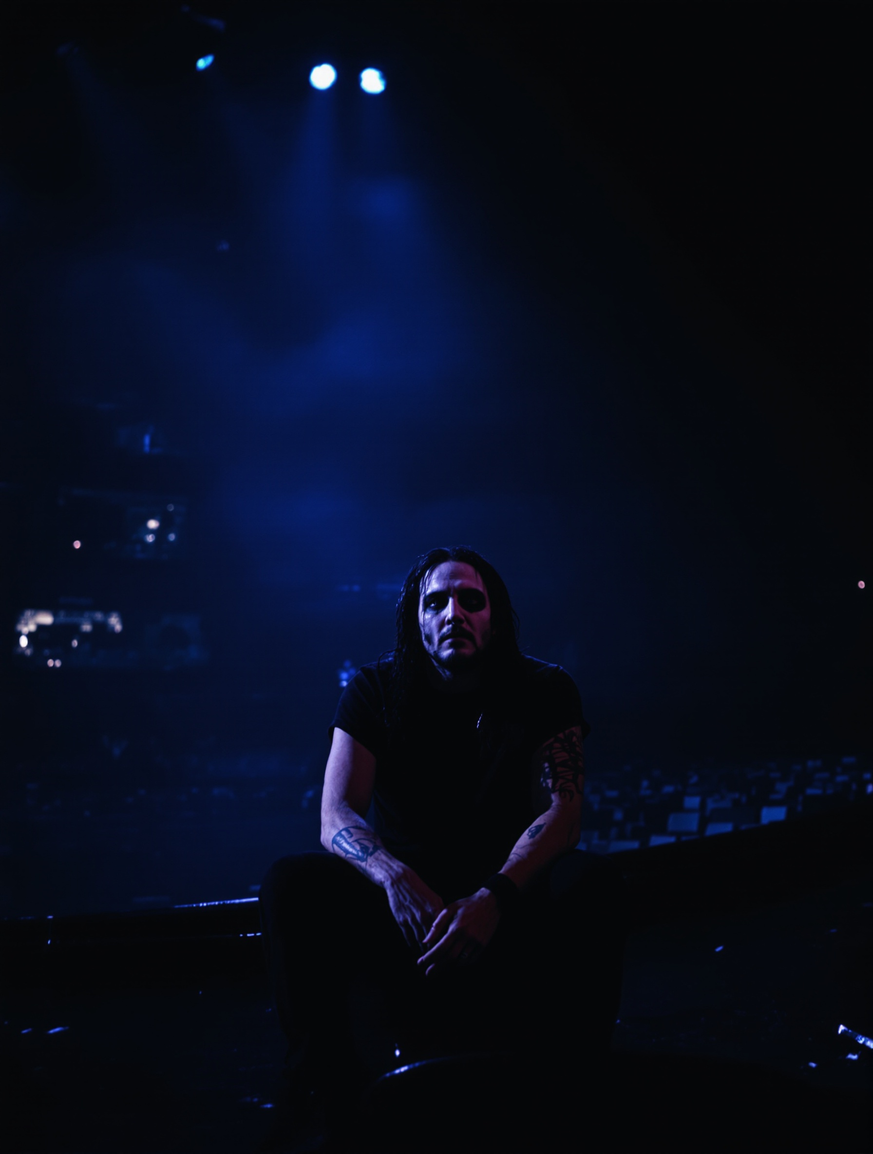 Jay Weinberg, visage marqué, assis seul sur scène vide après son départ