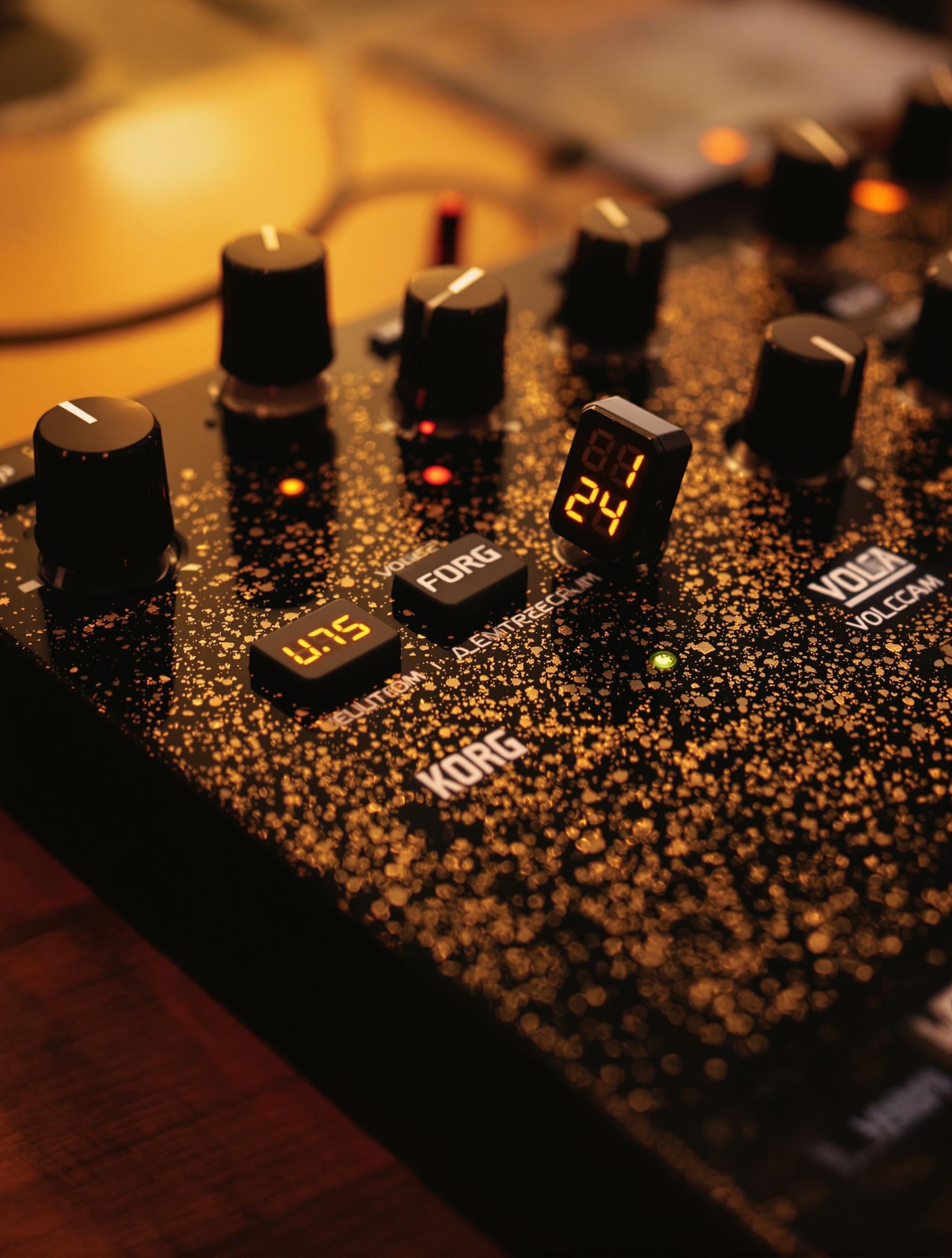 Gros plan sur le Korg Volca Drum, poussière et reflets analogiques sur la surface matte.