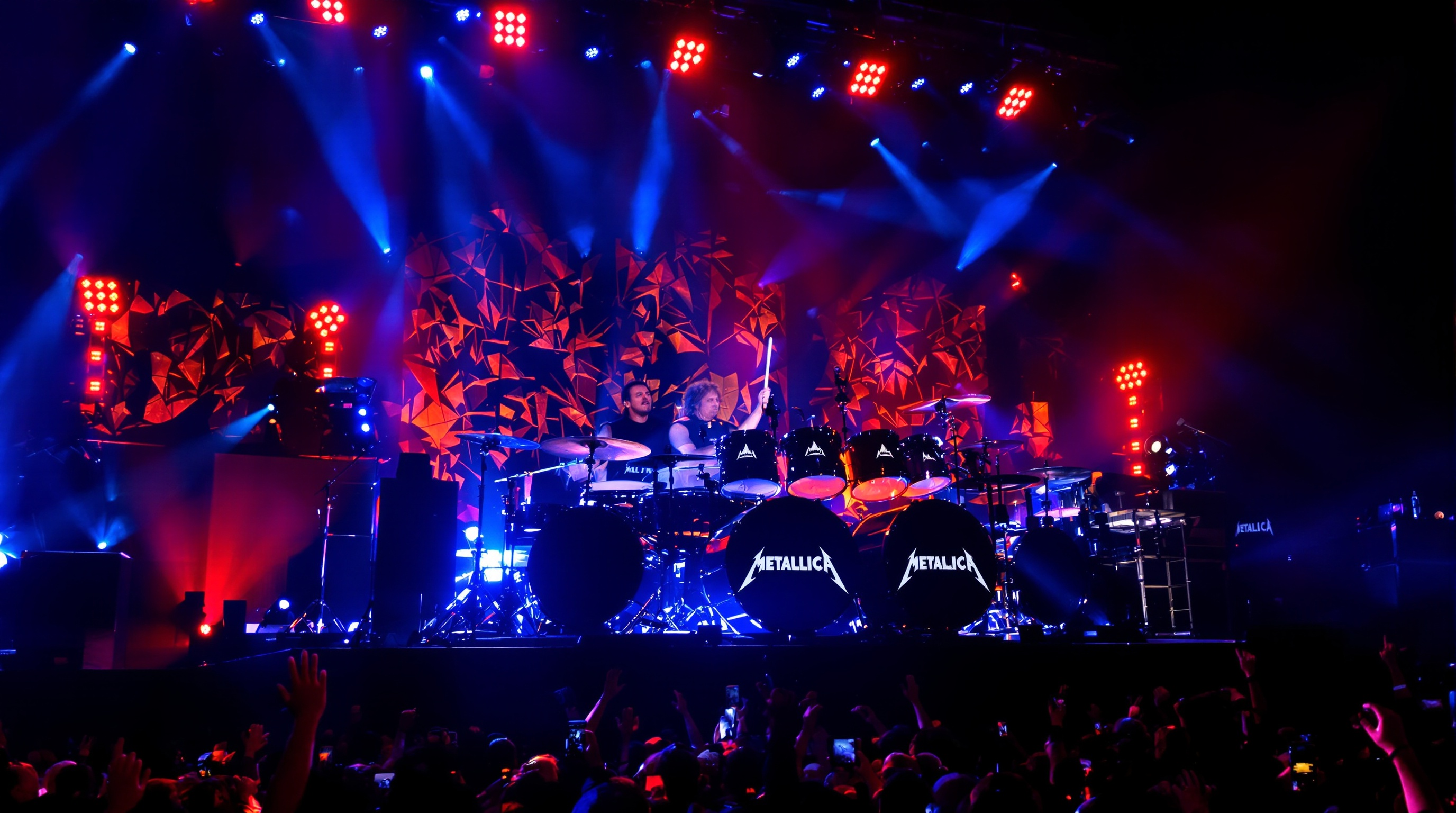 Lars Ulrich en pleine performance scénique avec Metallica