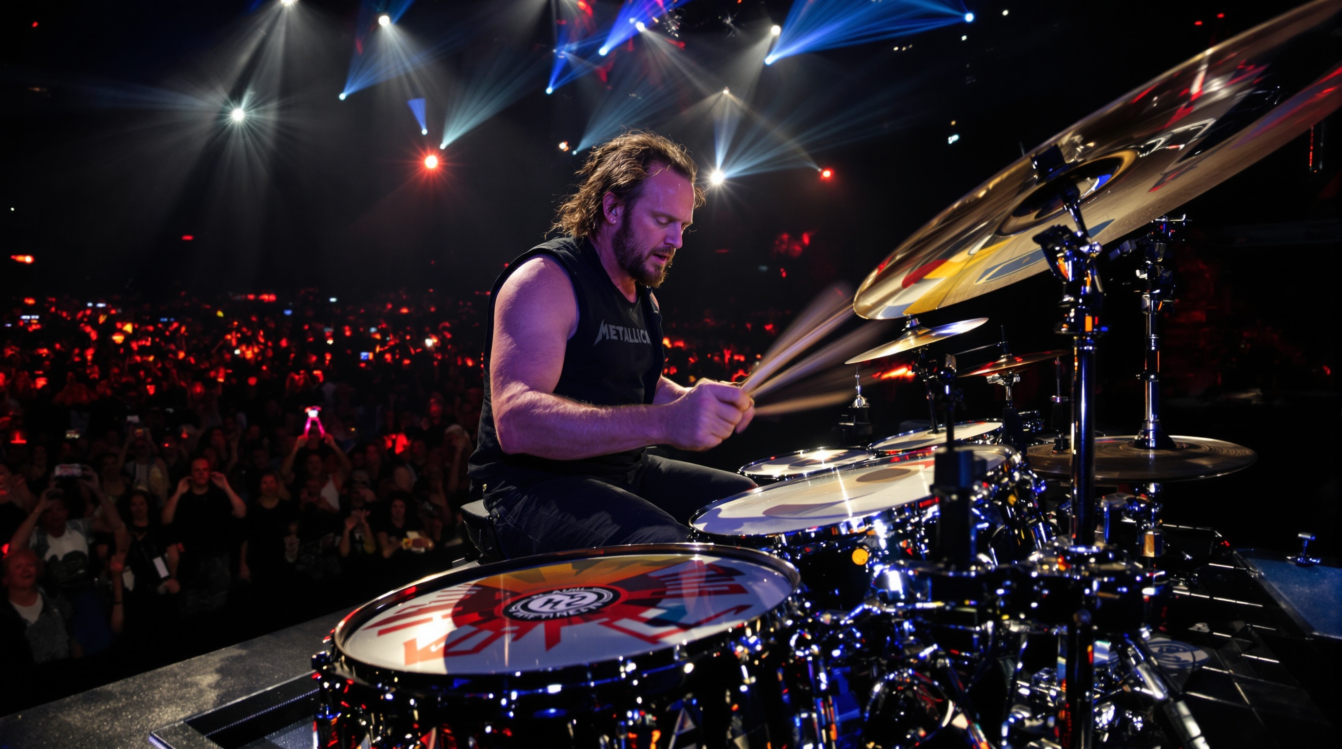 Lars Ulrich jouant de la batterie sur scène lors du M72 World Tour