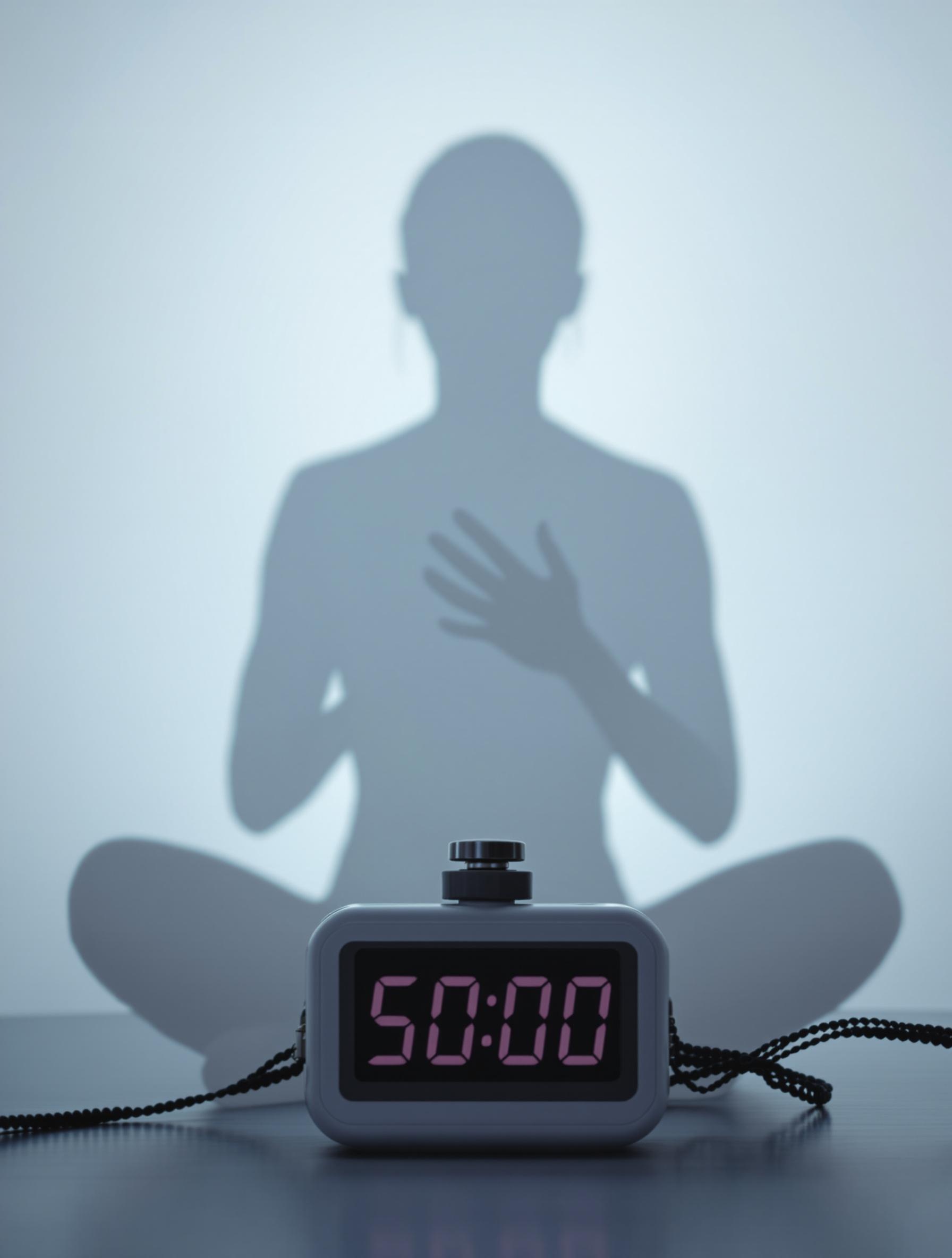Main sur le cœur et chronomètre affichant 5 minutes pour cohérence cardiaque.