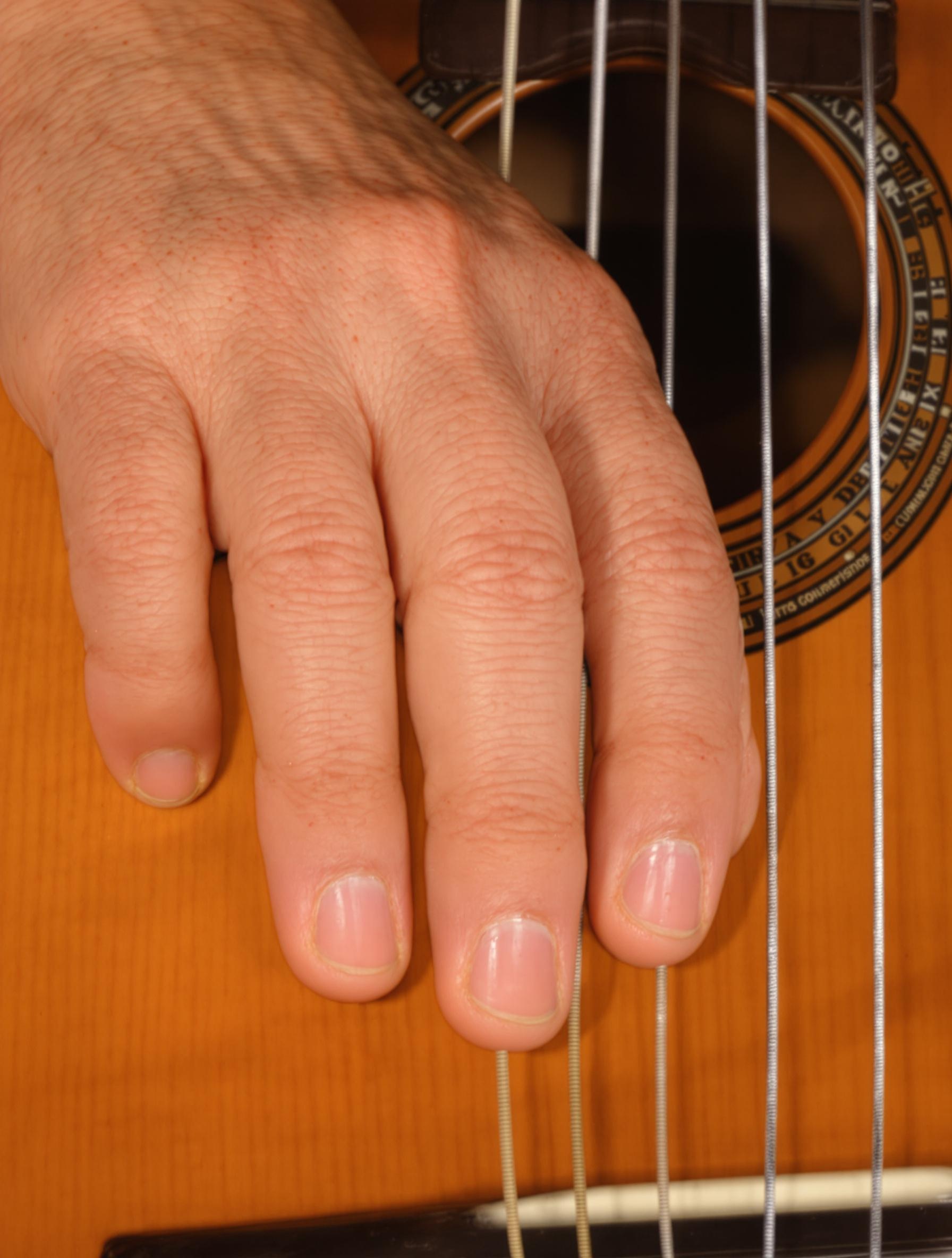 Main droite guitare classique souplesse doigts précision pouce