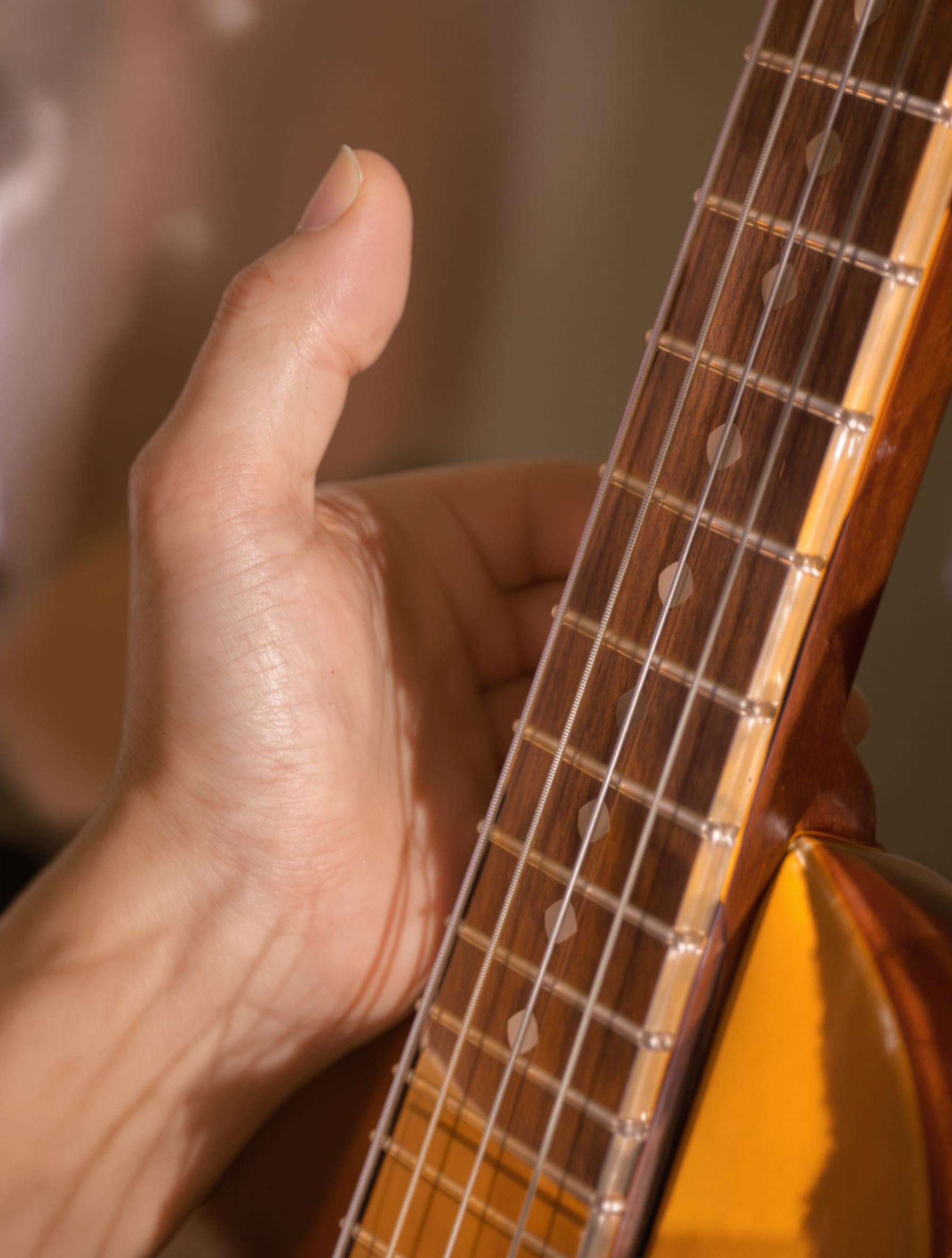 Main gauche manche guitare classique bois satiné exercice technique