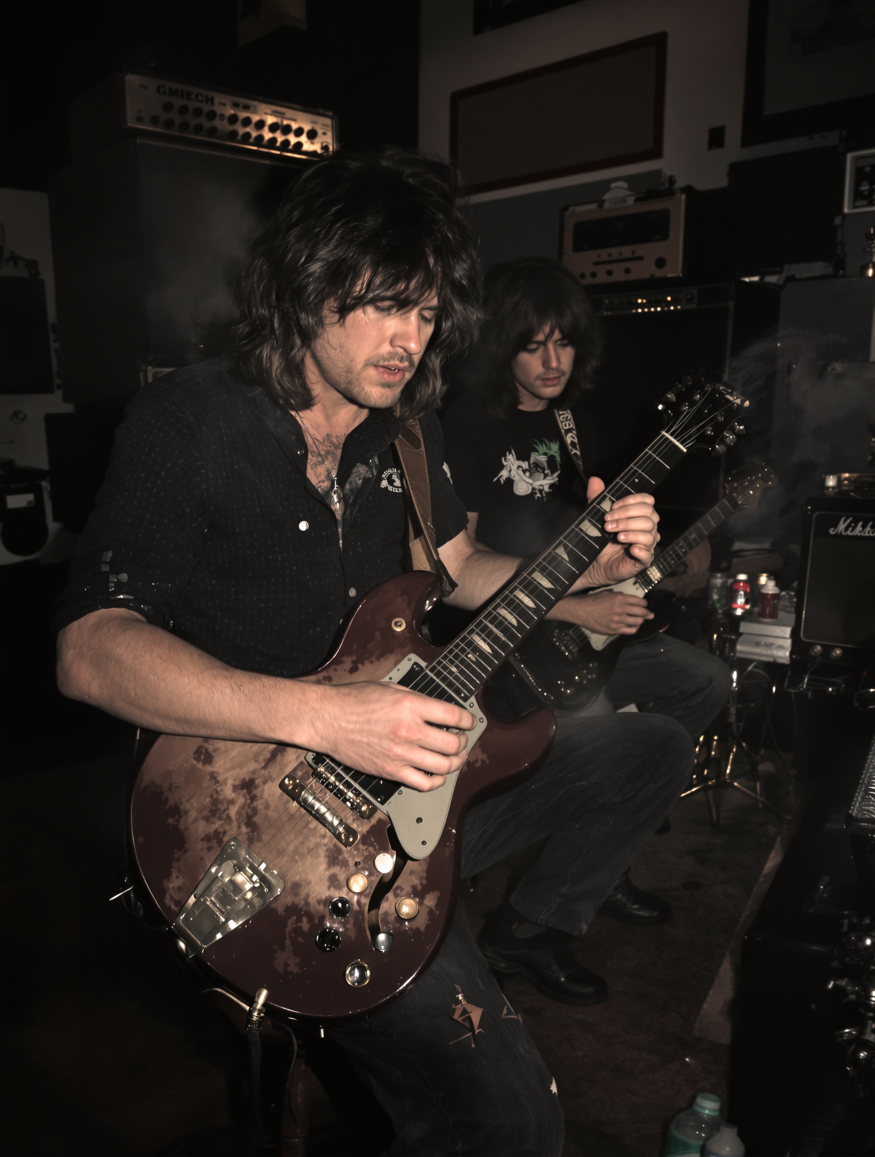 Malcolm et Angus Young en studio composition années 70 concentration électrique