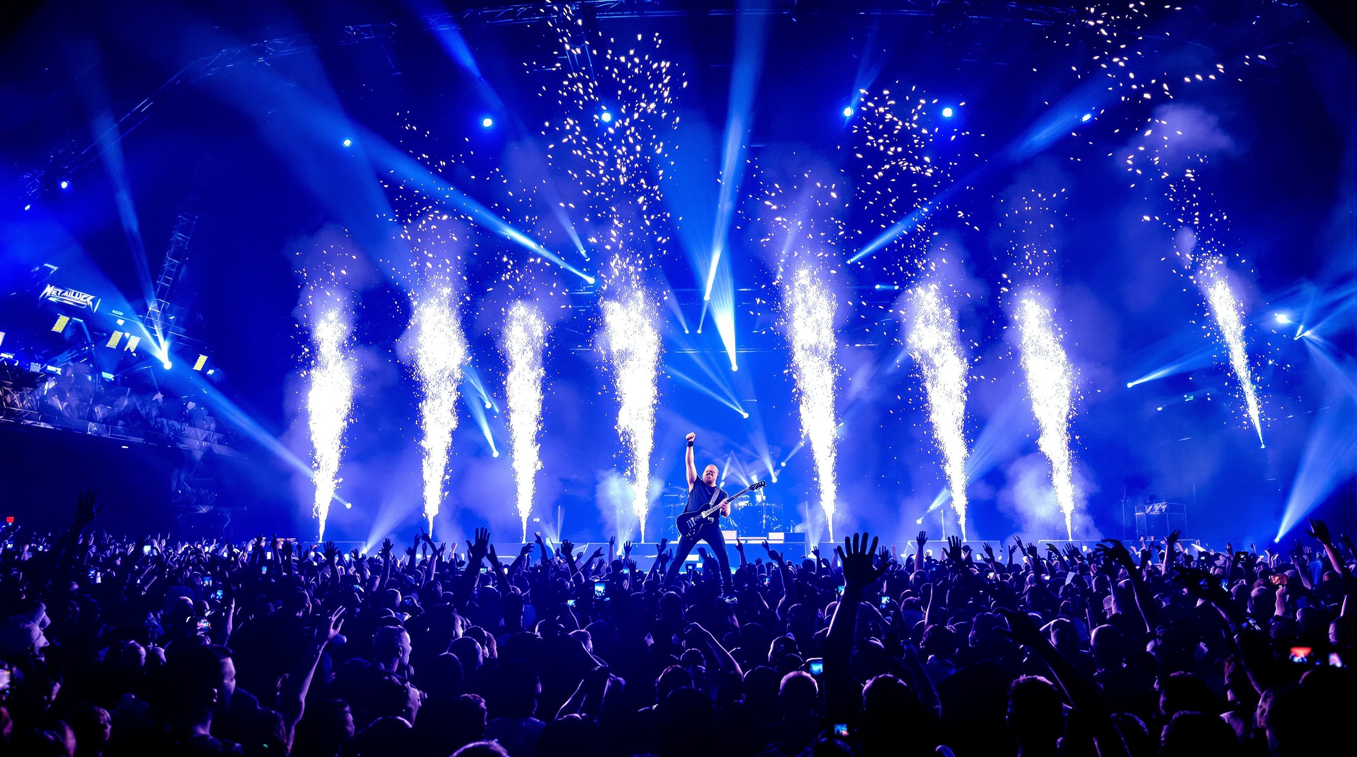 Scène immersive du M72 World Tour avec Metallica et une foule en fusion