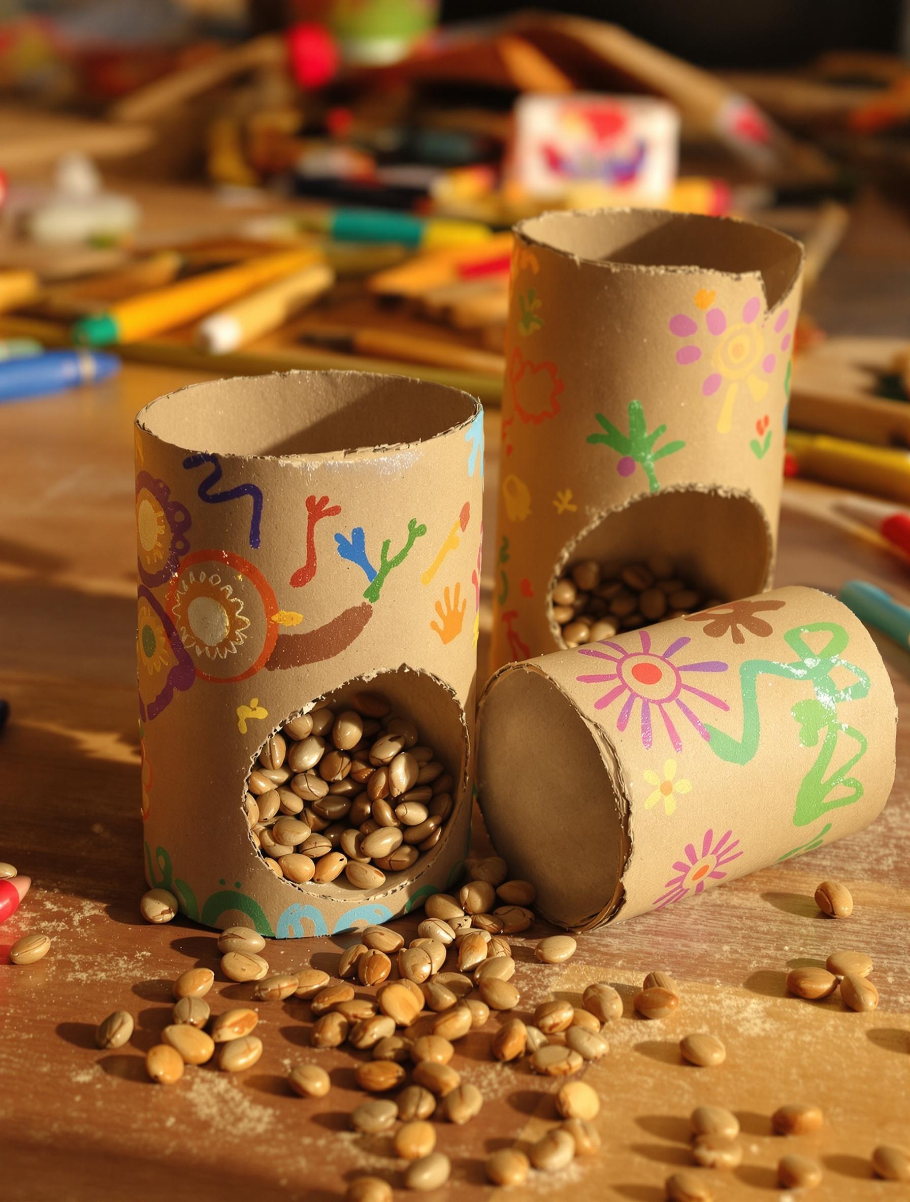 Maracas fabriquées avec un rouleau de papier toilette, décorées et remplies de graines.