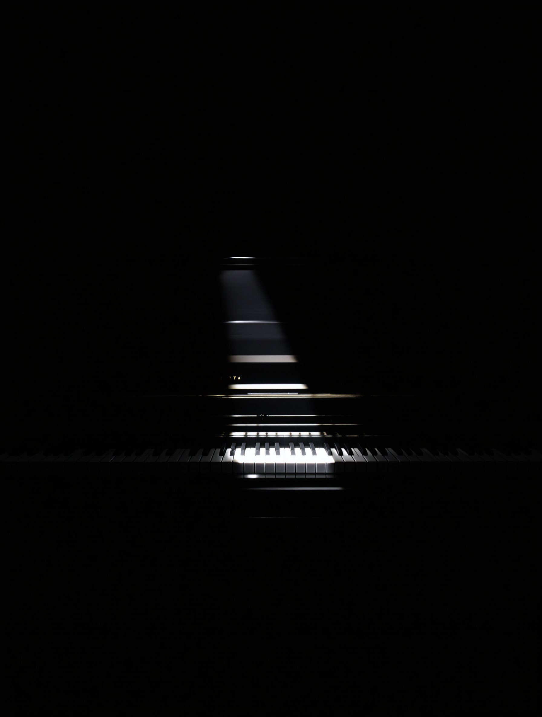 Piano sombre traversé par un faisceau de lumière naturelle, symbole du passage vers l'autonomie musicale.