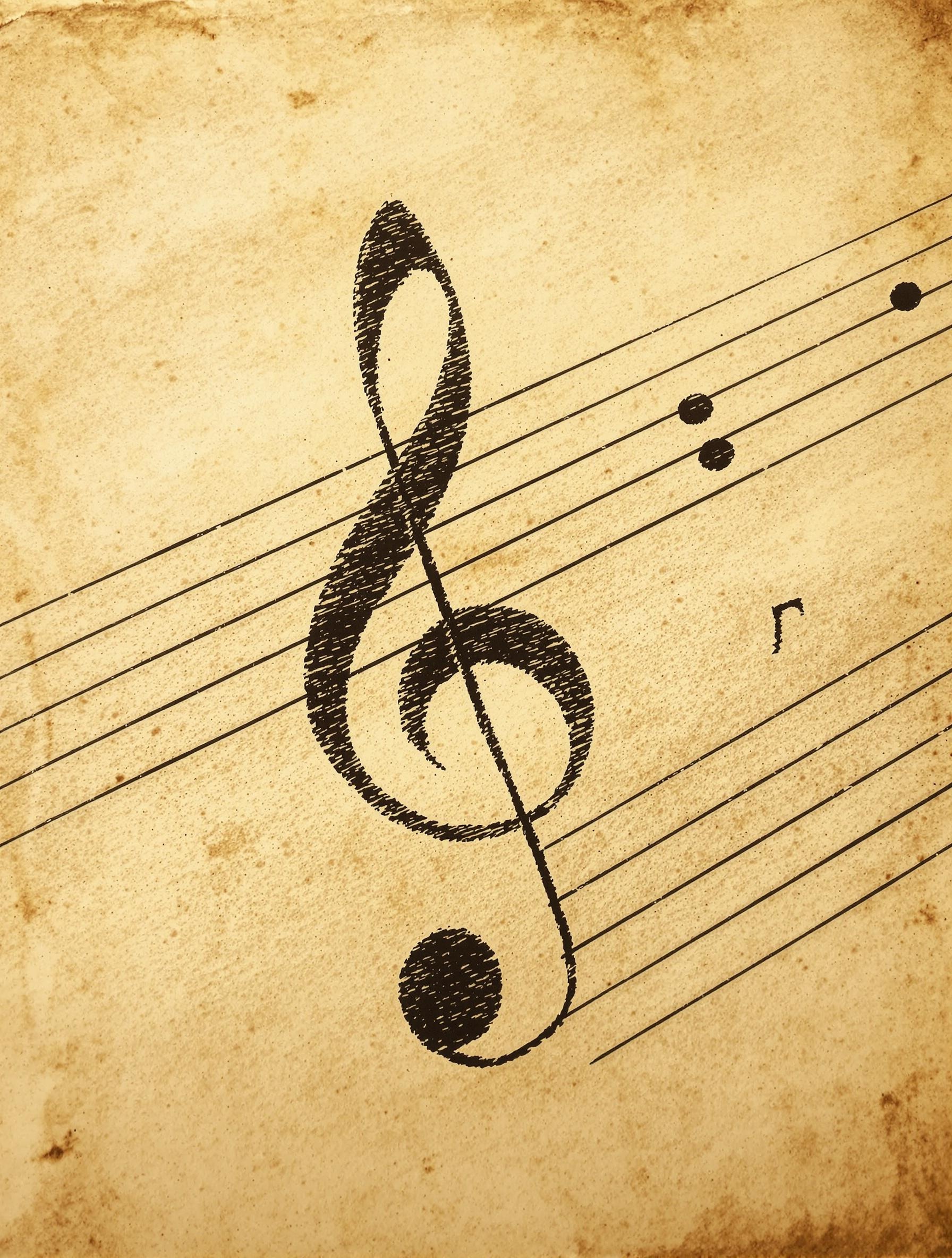 Vue détaillée d’une portée musicale avec cinq lignes noires sur fond parchemin, notes en ronde et blanche.