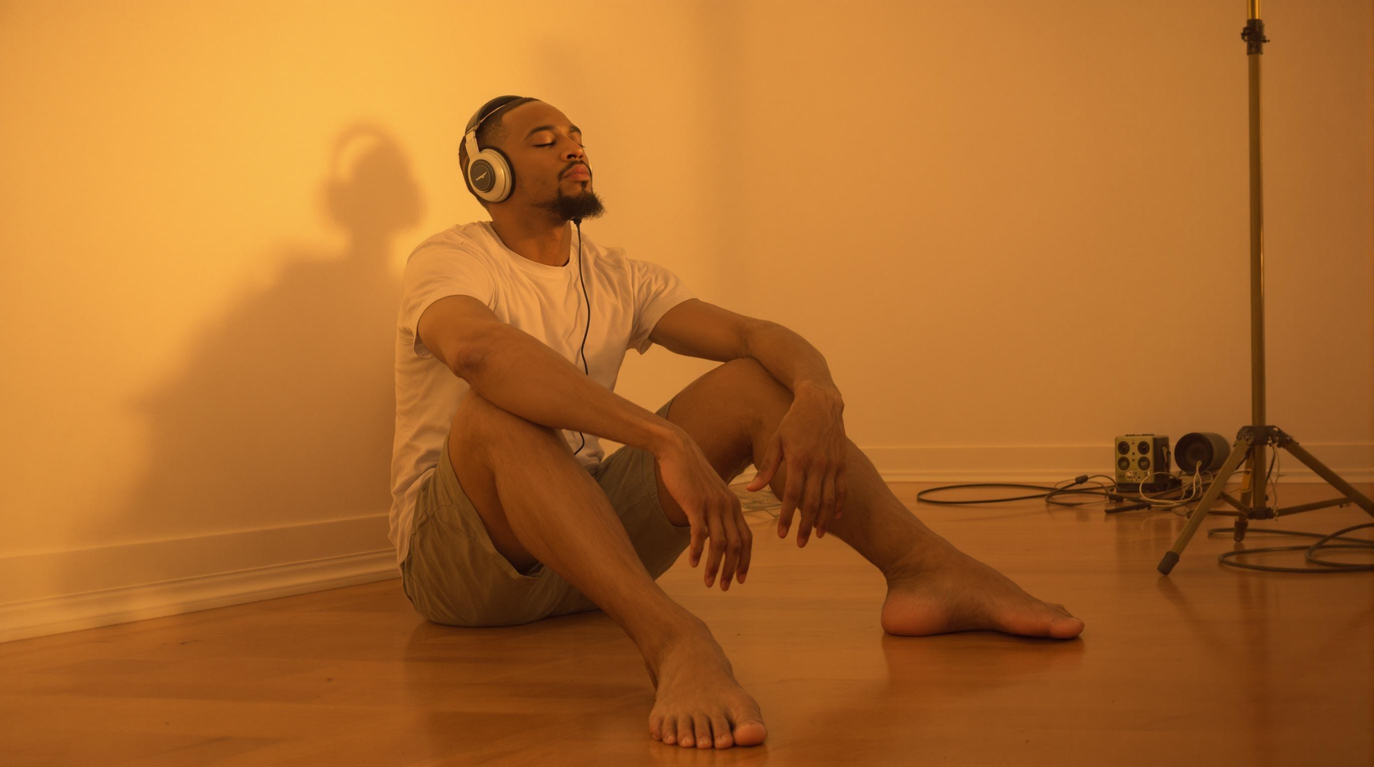 Rappeur sentant le tempo pieds nus avant d’enregistrer