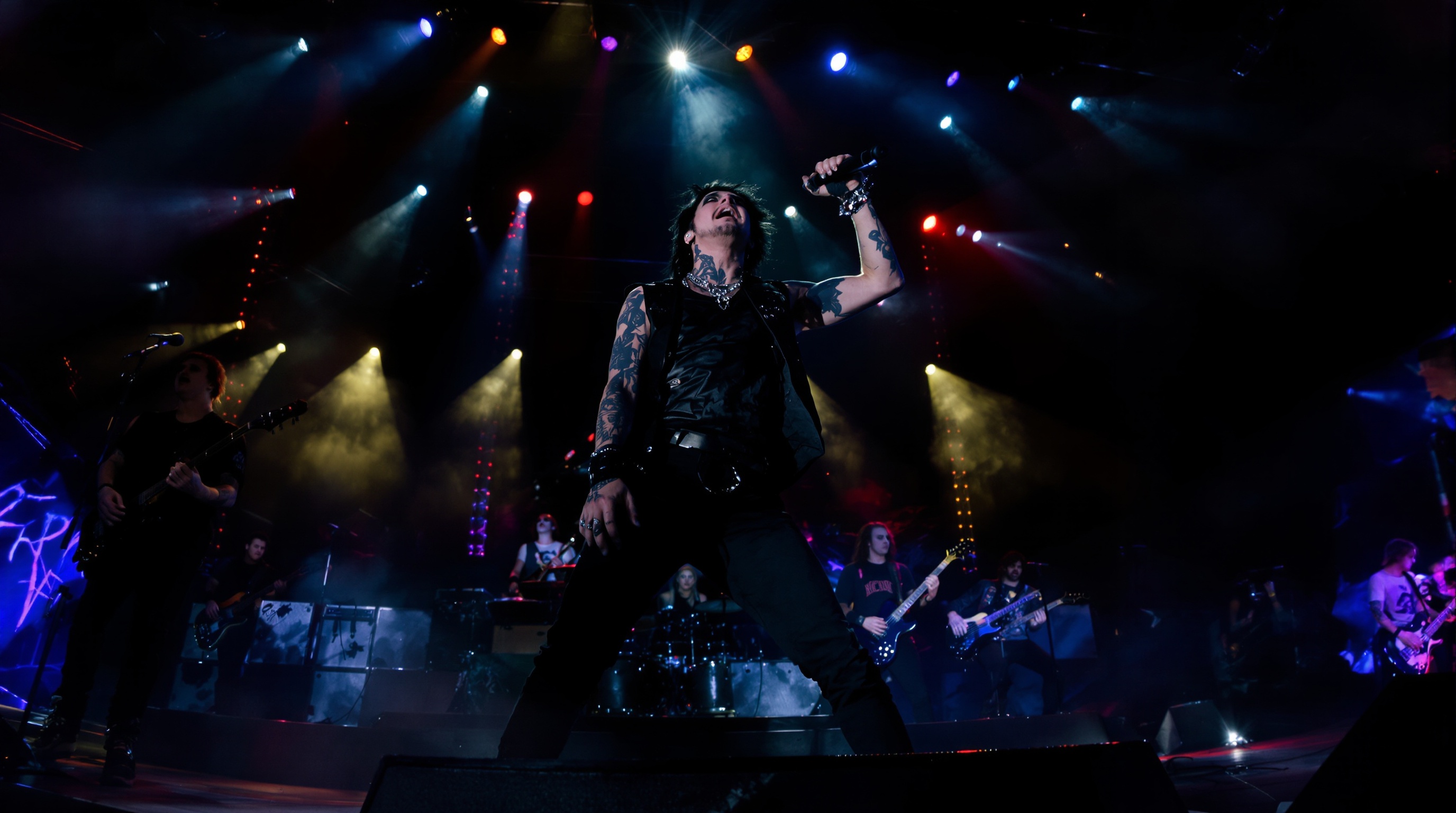 Ronnie Radke sur scène, entouré par de jeunes musiciens influencés, visuel metalcore