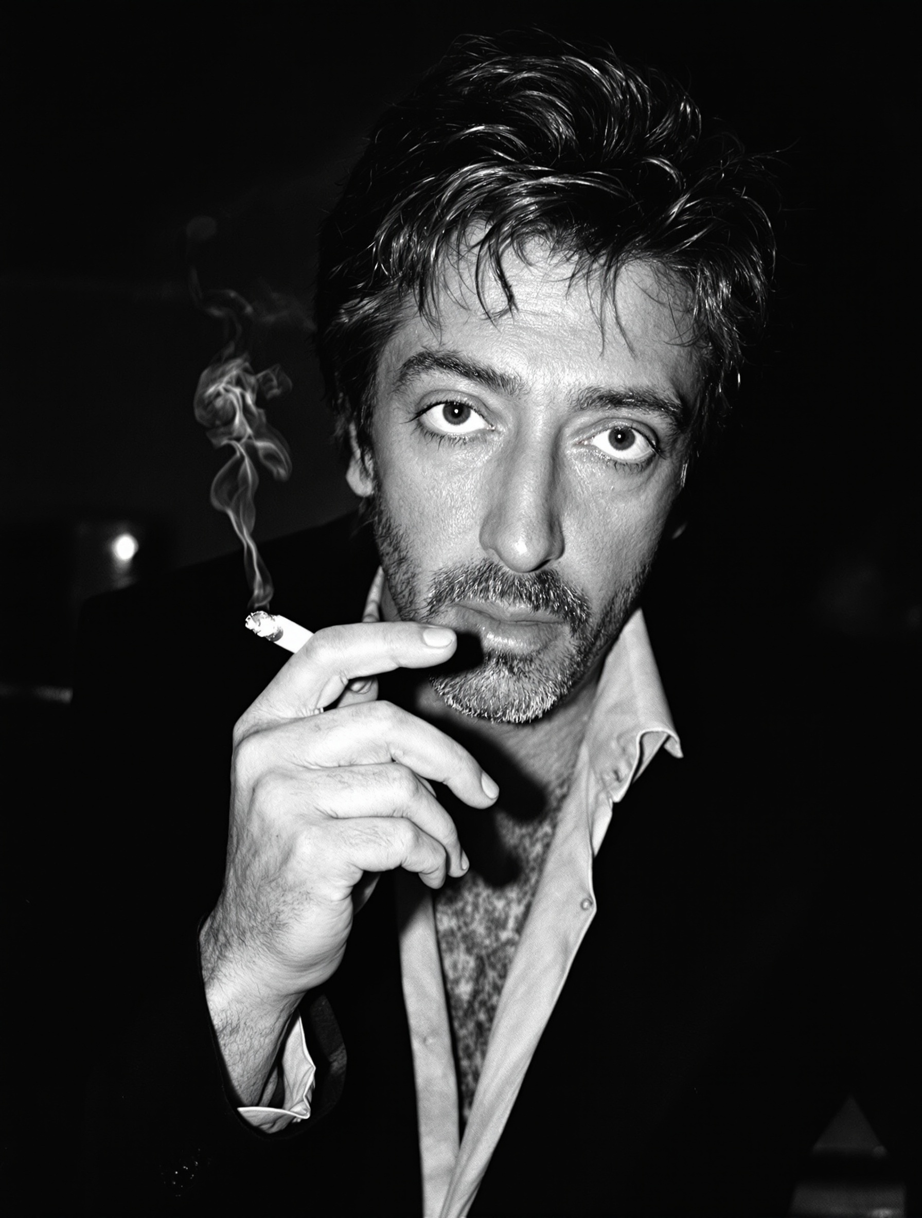 Serge Gainsbourg posant avec une cigarette, incarnant son image de provocateur réfléchi