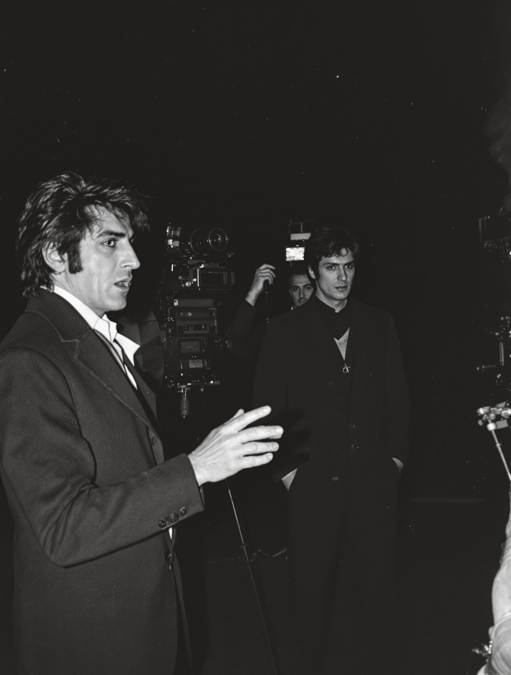 Photo stylisée vintage du tournage du clip 'Cœur de Rocker' avec Serge Gainsbourg improvisant, Julien Clerc observant, et l'équipe technique en arrière-plan.