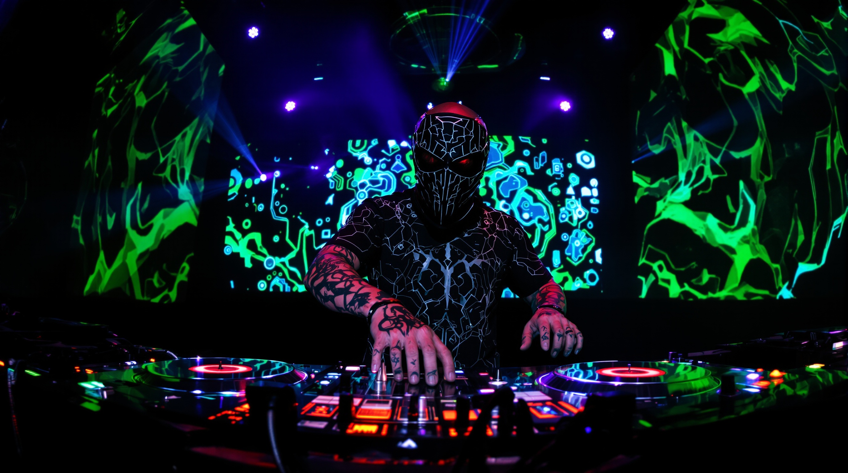 Sid Wilson alias DJ Starscream sur scène, platines devant jungle visuelle