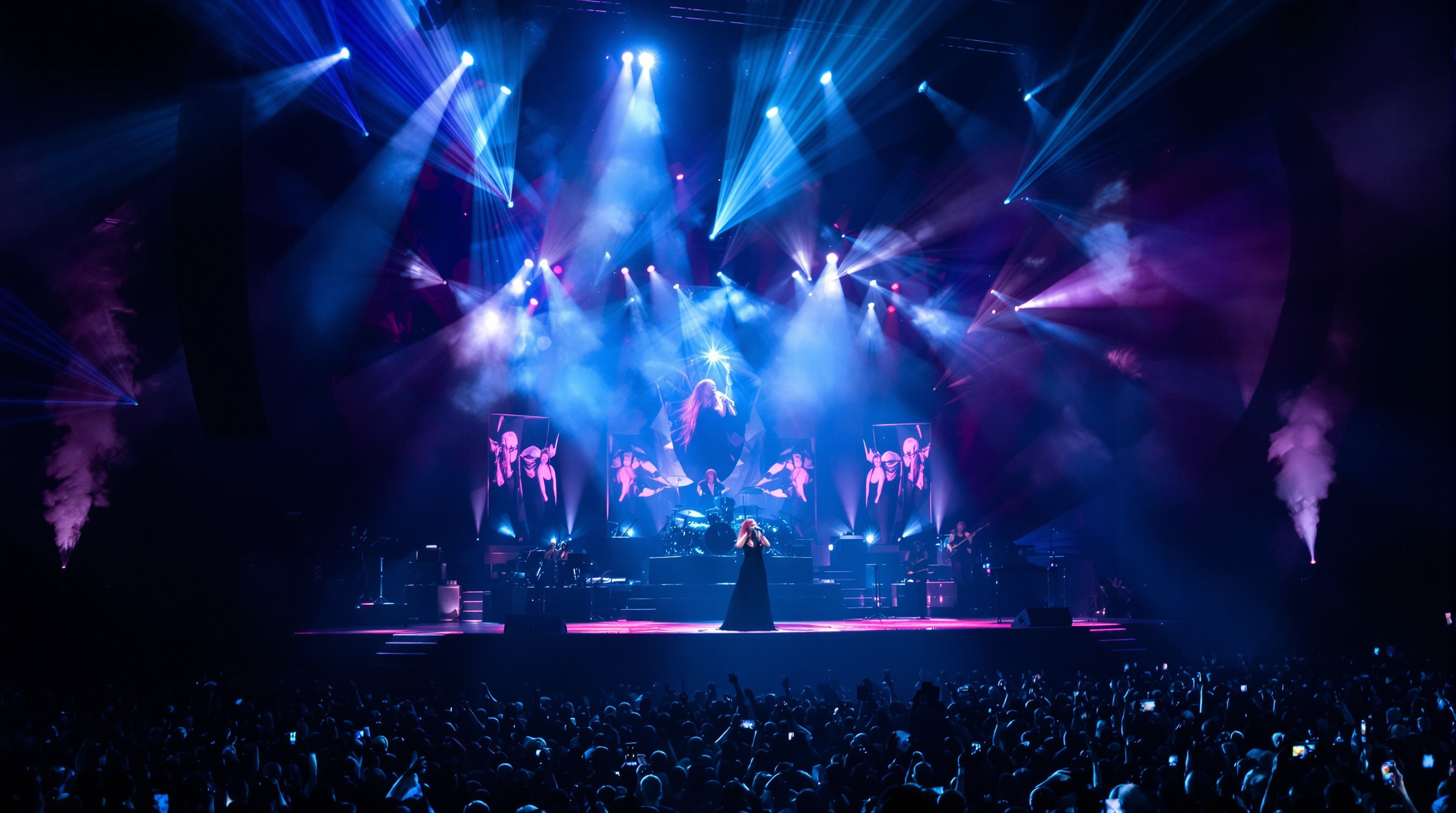 Simone Simons chantant sur scène avec Epica, sa silhouette emblématique se détachant sur un fond d'orchestrations grandioses.