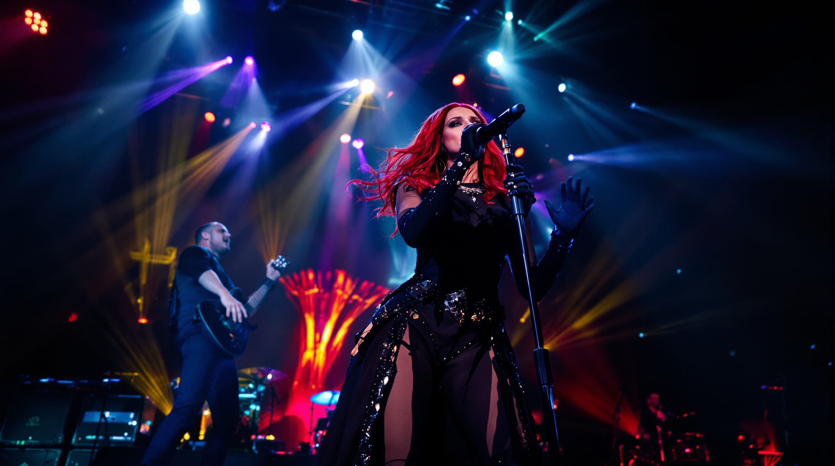 Simone Simons sur scène lors d'une collaboration live avec Kamelot, entourée de lumières dramatiques et d'une ambiance théâtrale.