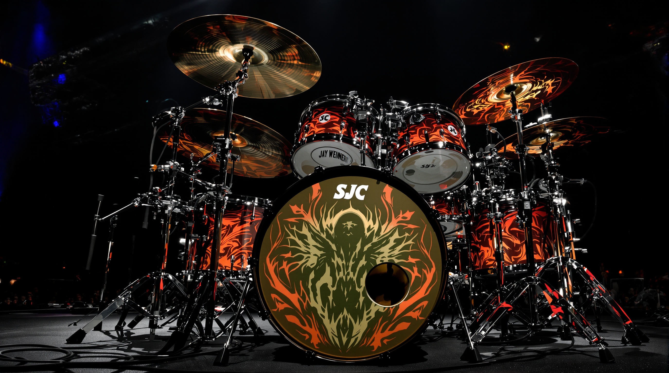 Kit SJC Custom Drums signature Jay Weinberg sur scène sous projecteurs dramatiques