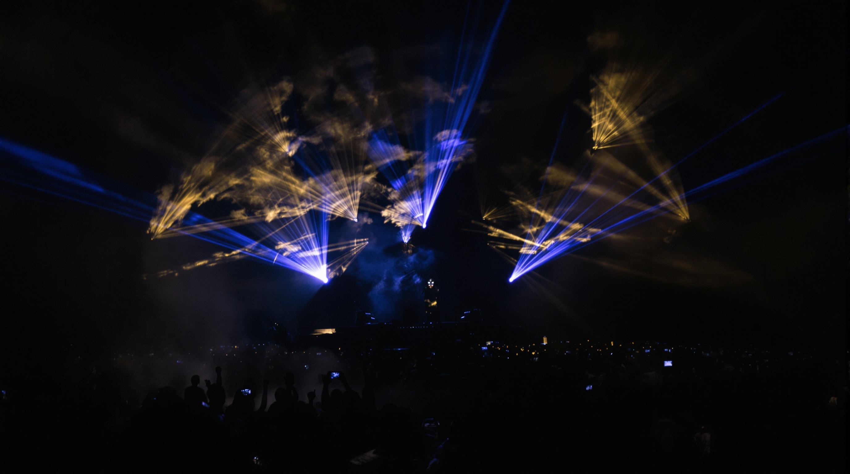 Concert Sleep Token atmosphère mystique lumière bleue et or