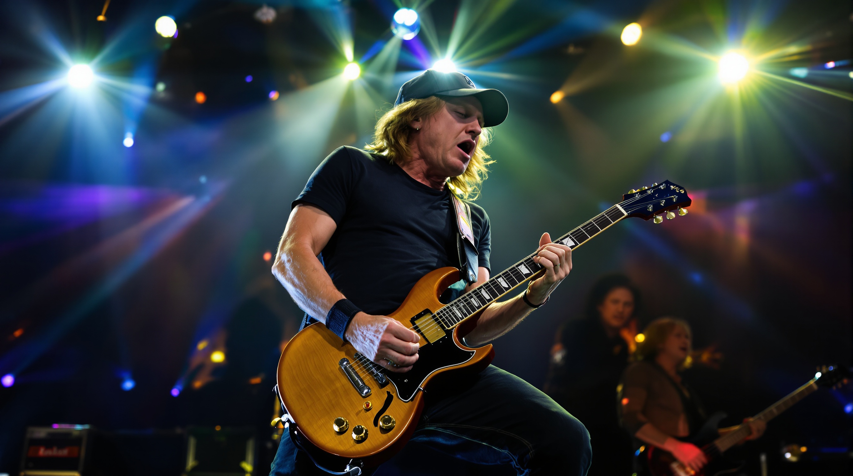 Stevie Young jouant une Gibson SG sur scène avec AC/DC, héritage familial et continuité du mythe.