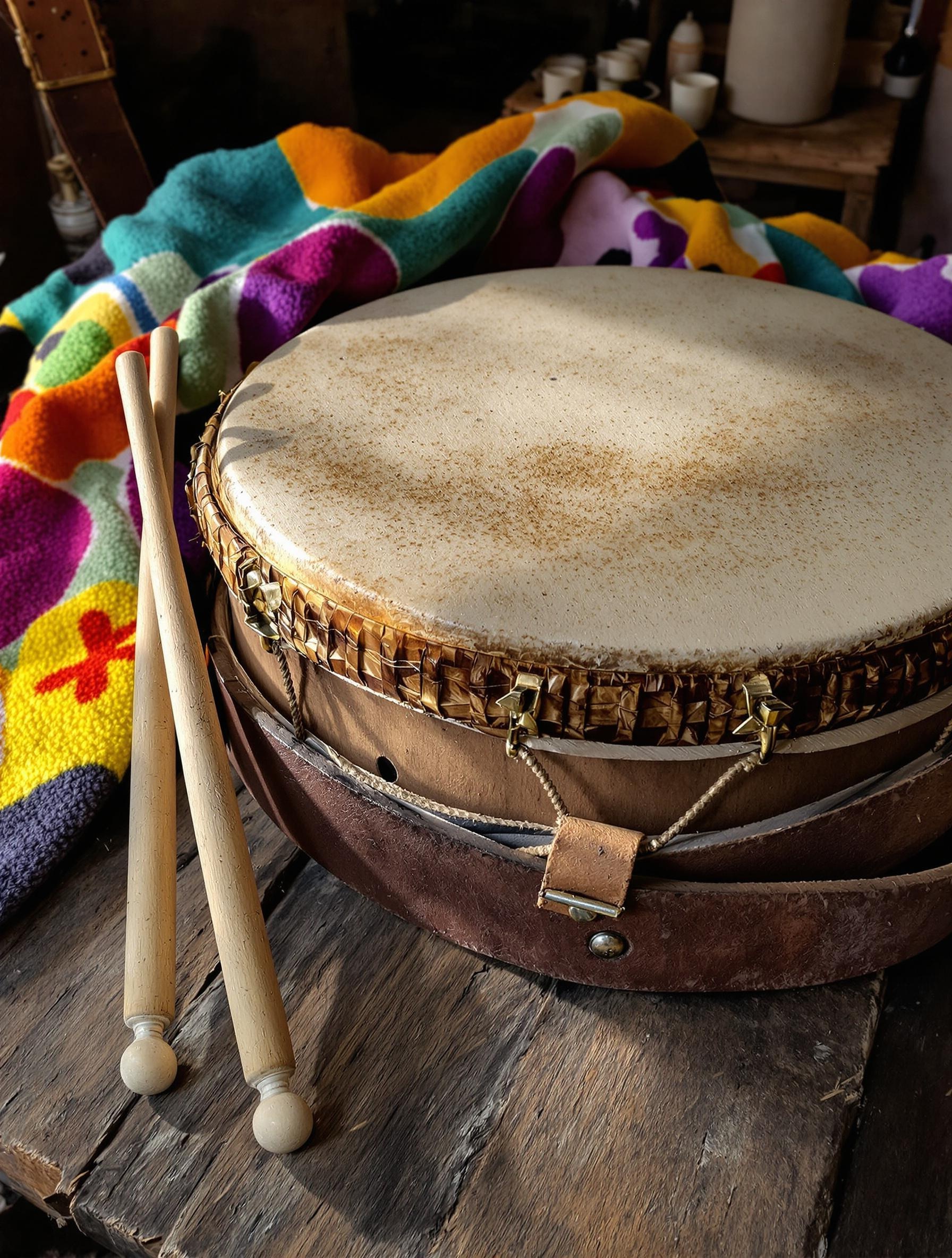 Accessoires pour tambour de Gille : baguettes, housse polaire, ceinture en cuir et peau chauffée
